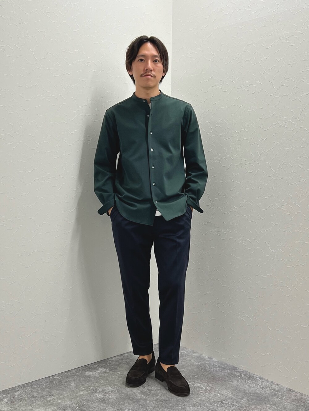 グリーン系のシャツ/ブラウス、ホワイト系のTシャツ/カットソー、ブルー系のその他パンツを着用したメンズの秋コーディネートの4枚目の写真