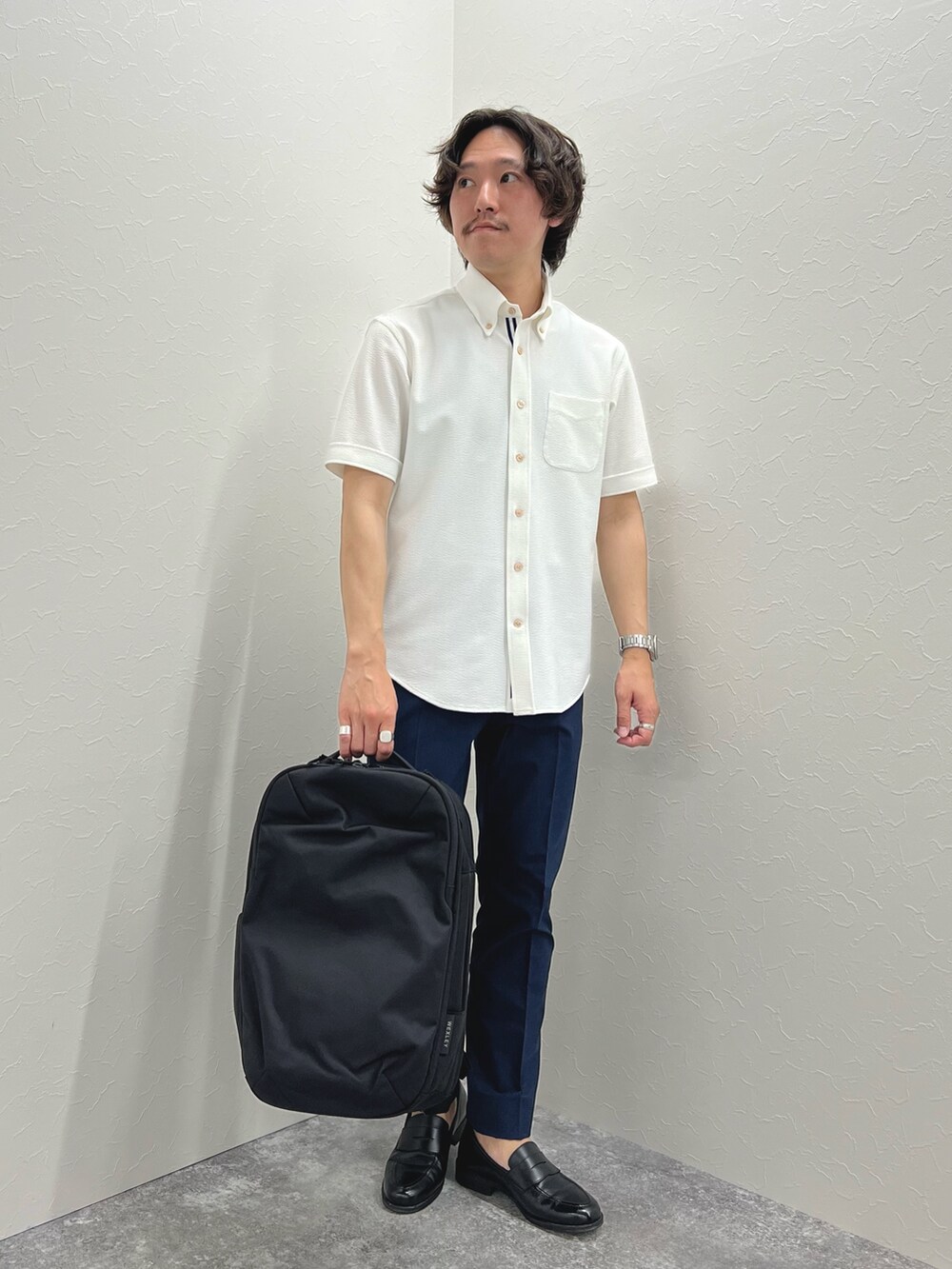ホワイト系のシャツ/ブラウス、ブルー系のその他パンツ、ブラック系のバックパック/リュックを着用したメンズの春コーディネートの2枚目の写真
