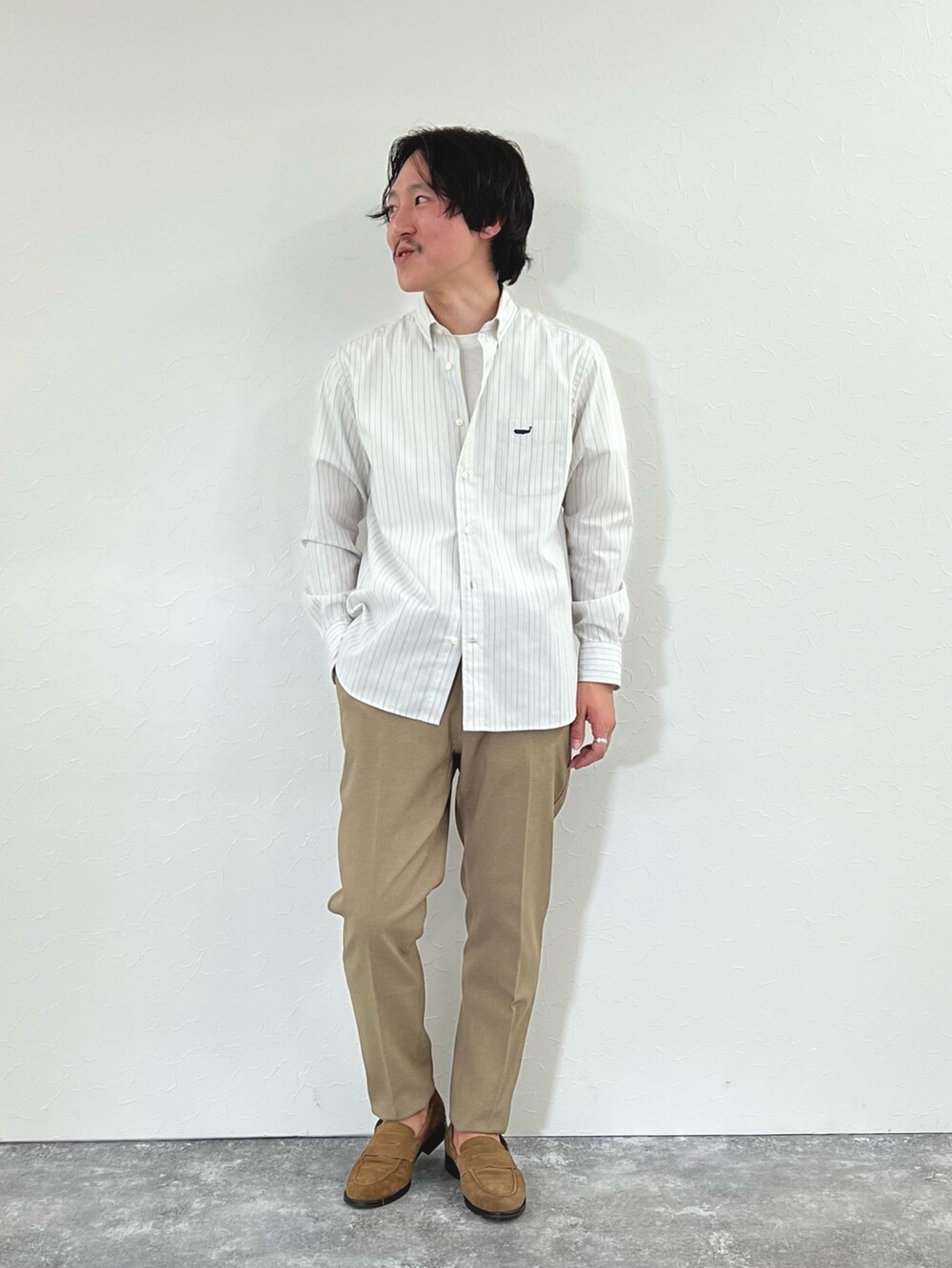 グレー系のシャツ/ブラウス、イエロー系のローファーを着用したメンズの冬コーディネートの2枚目の写真