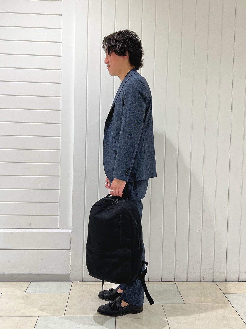 ブルー系のTシャツ/カットソー、ブルー系のテーラードジャケット、ブルー系のその他パンツを着用したメンズの春コーディネートの5枚目の写真