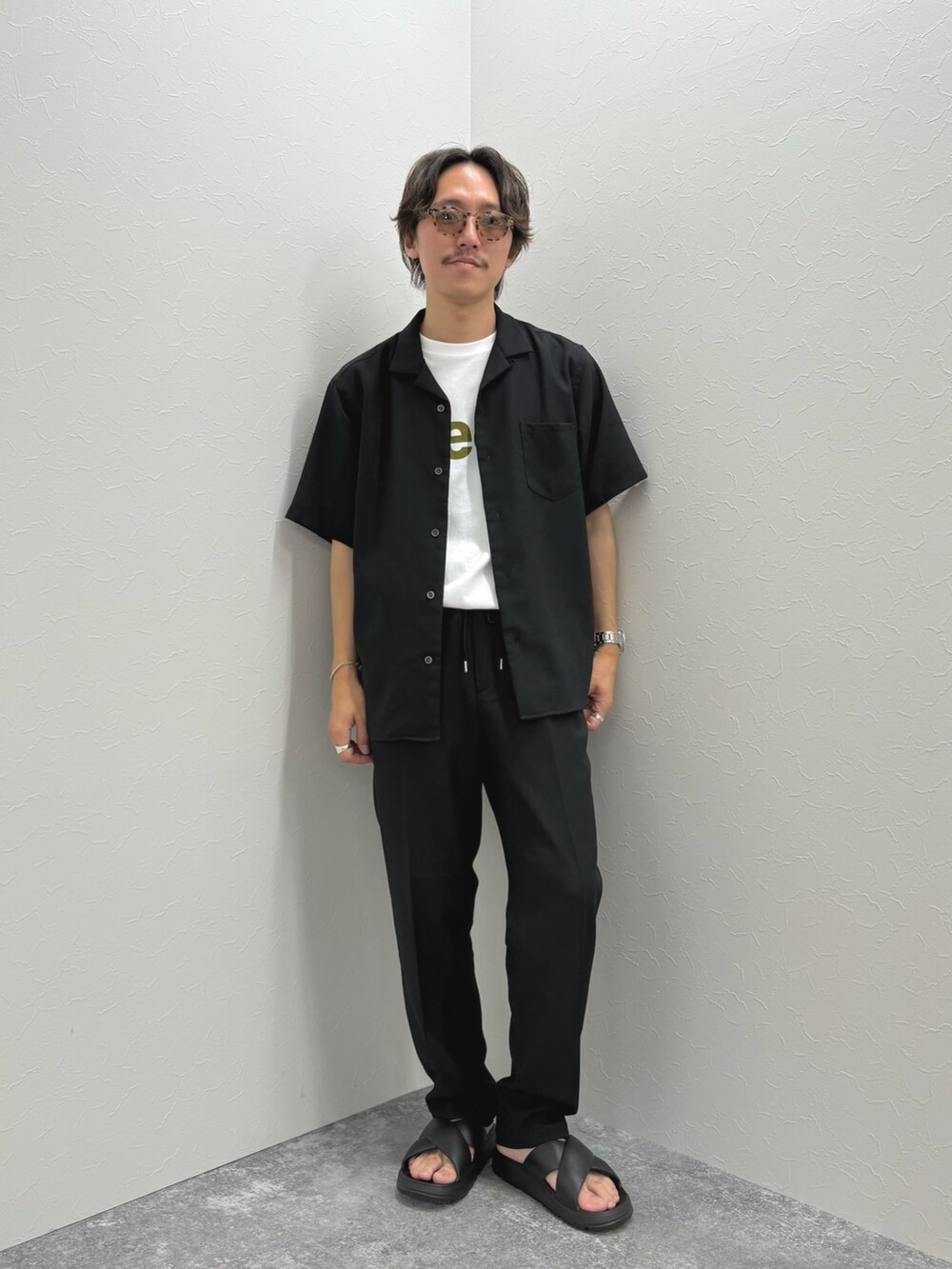 ホワイト系のTシャツ/カットソー、ブラック系のシャツ/ブラウス、ベージュ系のその他パンツを着用したメンズの夏コーディネートの4枚目の写真