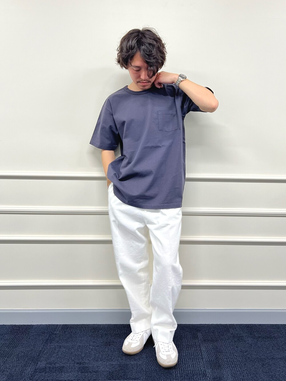 グレー系のTシャツ/カットソー、ホワイト系のデニムパンツを着用したメンズの冬コーディネートの5枚目の写真