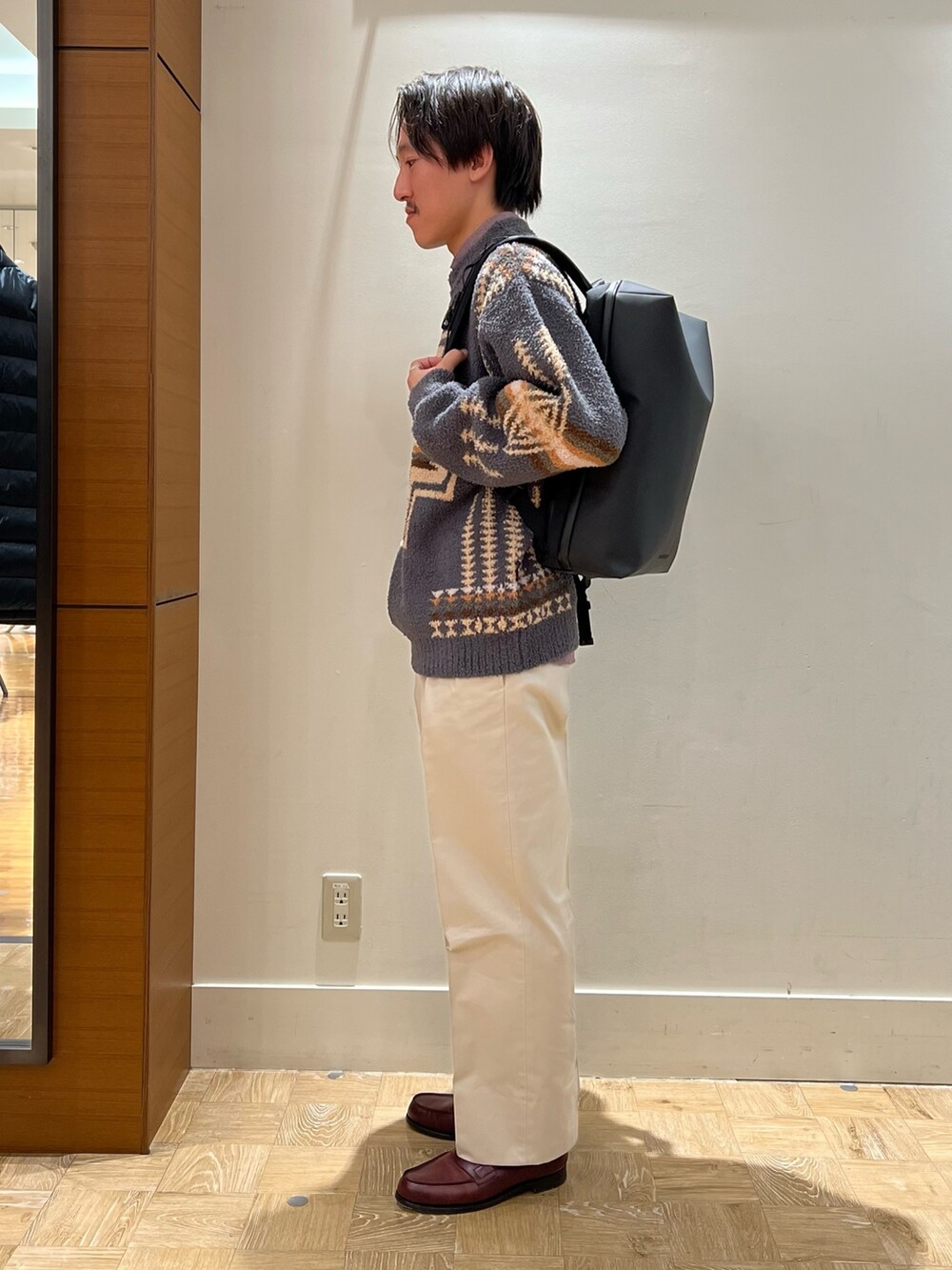 グレー系のスウェット、レッド系のシャツ/ブラウス、ブラック系のバックパック/リュックを着用したメンズの秋コーディネートの3枚目の写真