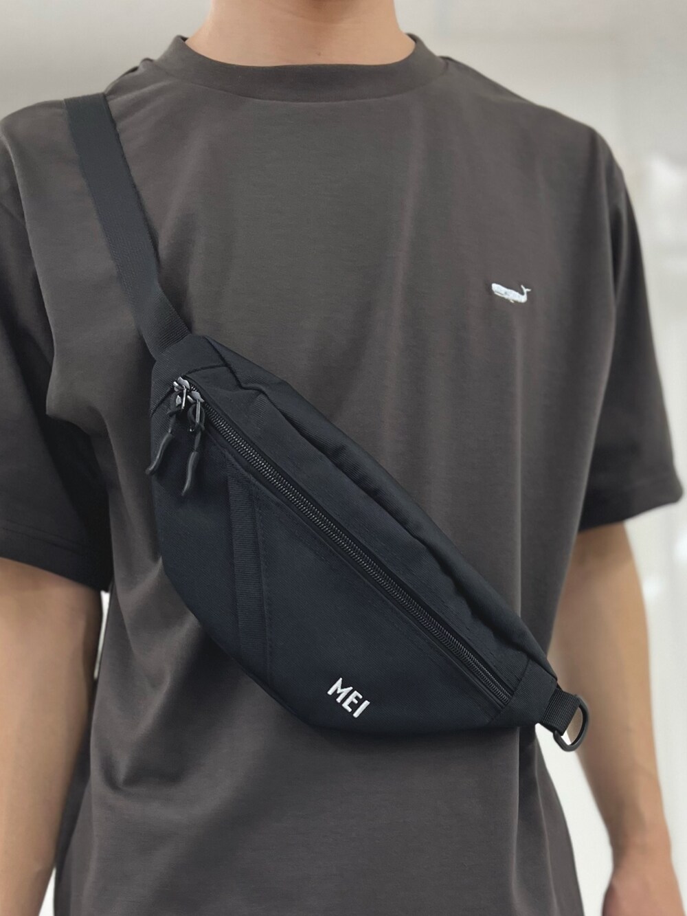 グレー系のTシャツ/カットソー、ブラック系のサンダル、ブラック系のショルダーバッグを着用したメンズの春コーディネートの5枚目の写真