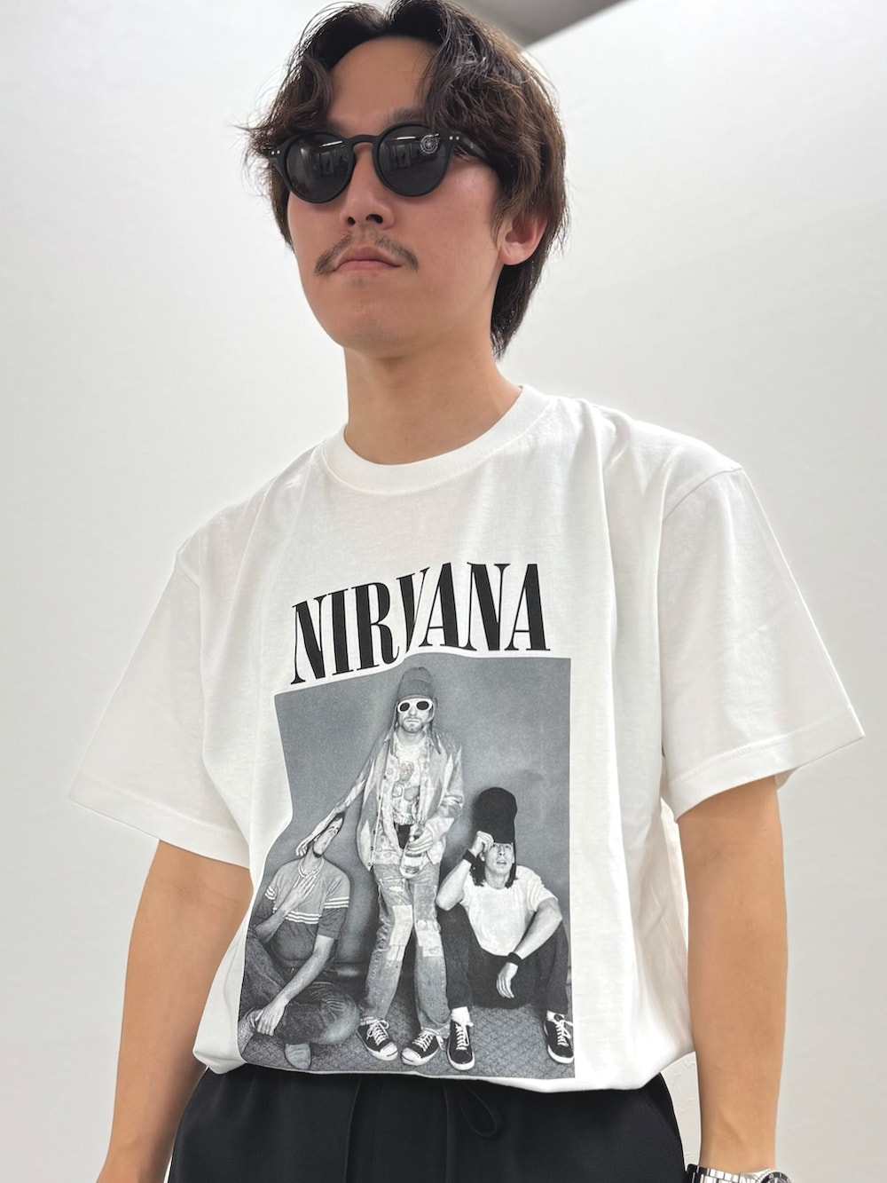 「サンダル、夏コーデ、白Tシャツ、サングラス、Tシャツ、ショルダーバッグ、ブラックコーデ、カジュアルコーデ、夏、お出かけコーデ、シンプルコーデ、モノトーン、モノトーンコーデ」|「GOOD ROCK SPEEDの【GOOD ROCK SPEED】別注 NIRVANA / ニルヴァーナ プリントTシャツ(Tシャツ/カットソー、ホワイト系)」を使った、nishiokaさん(メンズ・169cm)の夏コーディネートの7枚目の写真