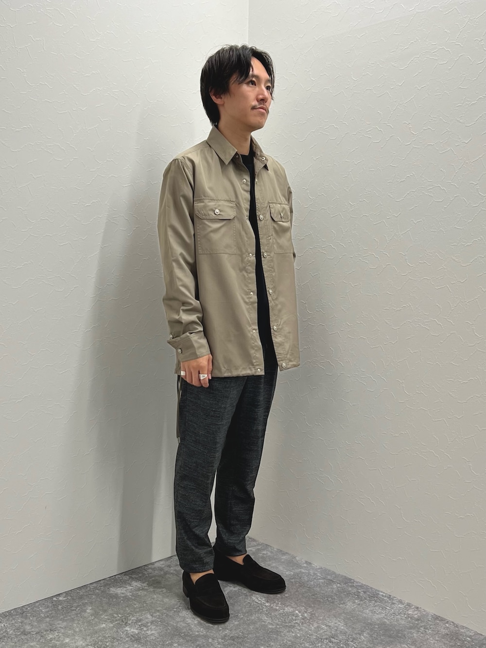 グリーン系のシャツ/ブラウス、ブラック系のTシャツ/カットソー、グレー系のその他パンツを着用したメンズの秋コーディネートの4枚目の写真