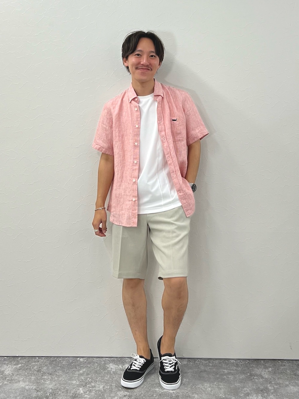 レッド系のシャツ/ブラウス、ホワイト系のTシャツ/カットソー、グレー系のその他パンツを着用したメンズの夏コーディネートの2枚目の写真