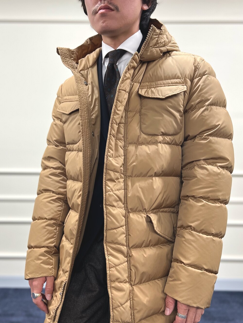 イエロー系のダウンジャケット/コート、ホワイト系のシャツ/ブラウス、ブルー系のテーラードジャケットを着用したメンズの冬コーディネートの9枚目の写真