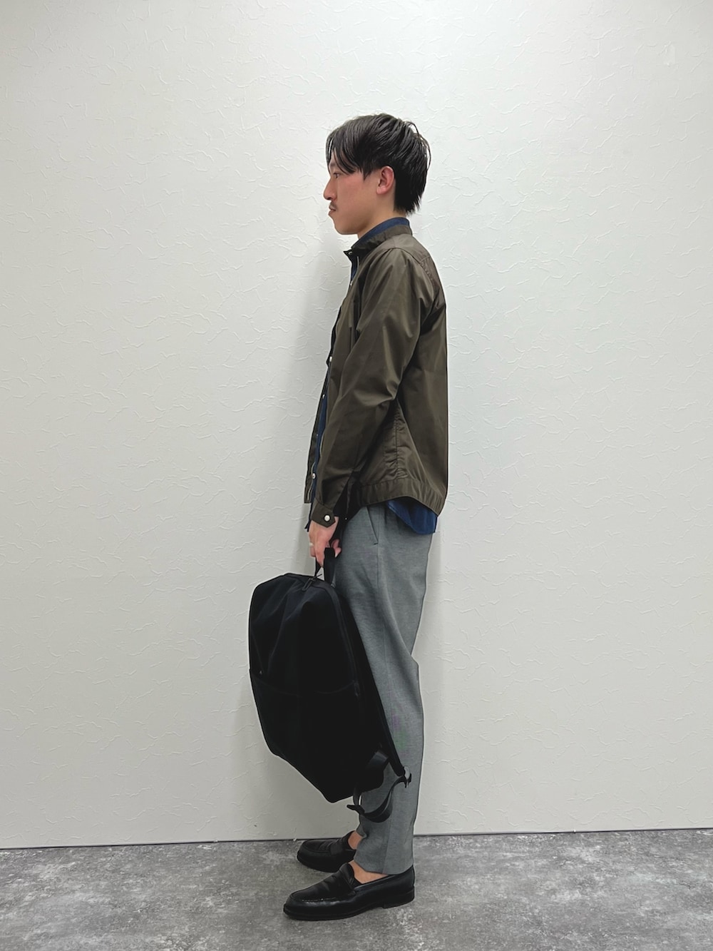 ブラウン系のシャツ/ブラウス、ブルー系のシャツ/ブラウス、グレー系のその他パンツを着用したメンズの冬コーディネートの4枚目の写真