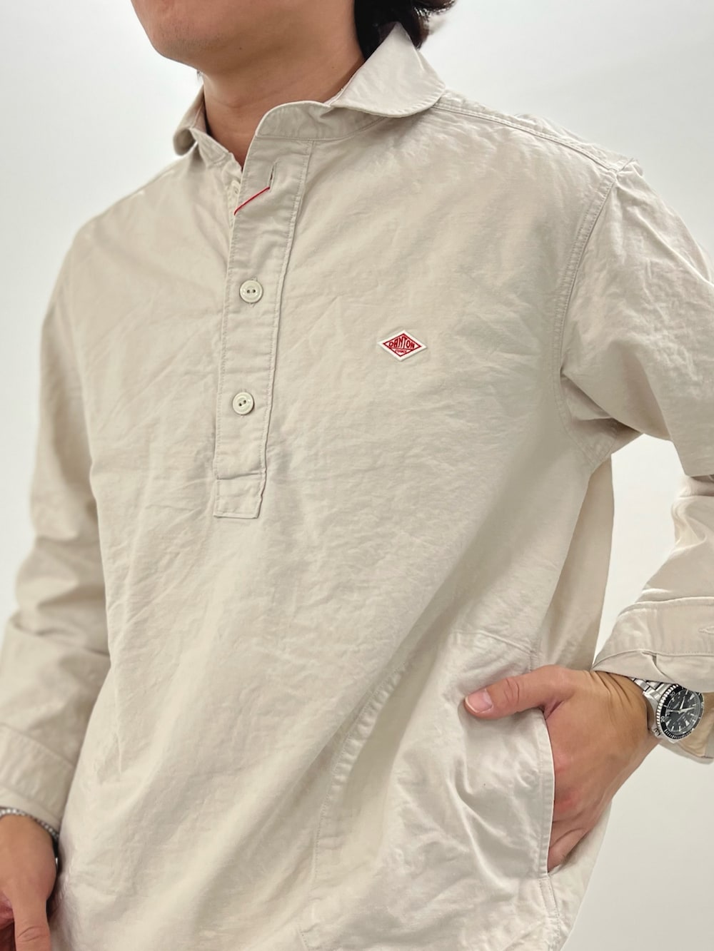 ホワイト系のシャツ/ブラウス、ホワイト系のデニムパンツ、ブラック系のスニーカーを着用したメンズの春コーディネートの6枚目の写真