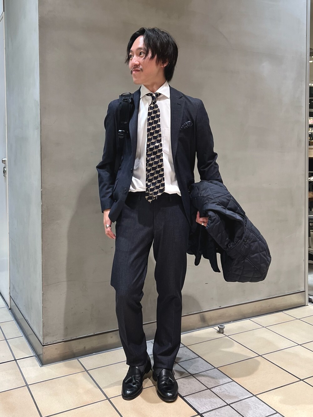 ブルー系のブルゾン、ブルー系のその他パンツ、ブルー系のテーラードジャケットを着用したメンズの秋コーディネートの4枚目の写真