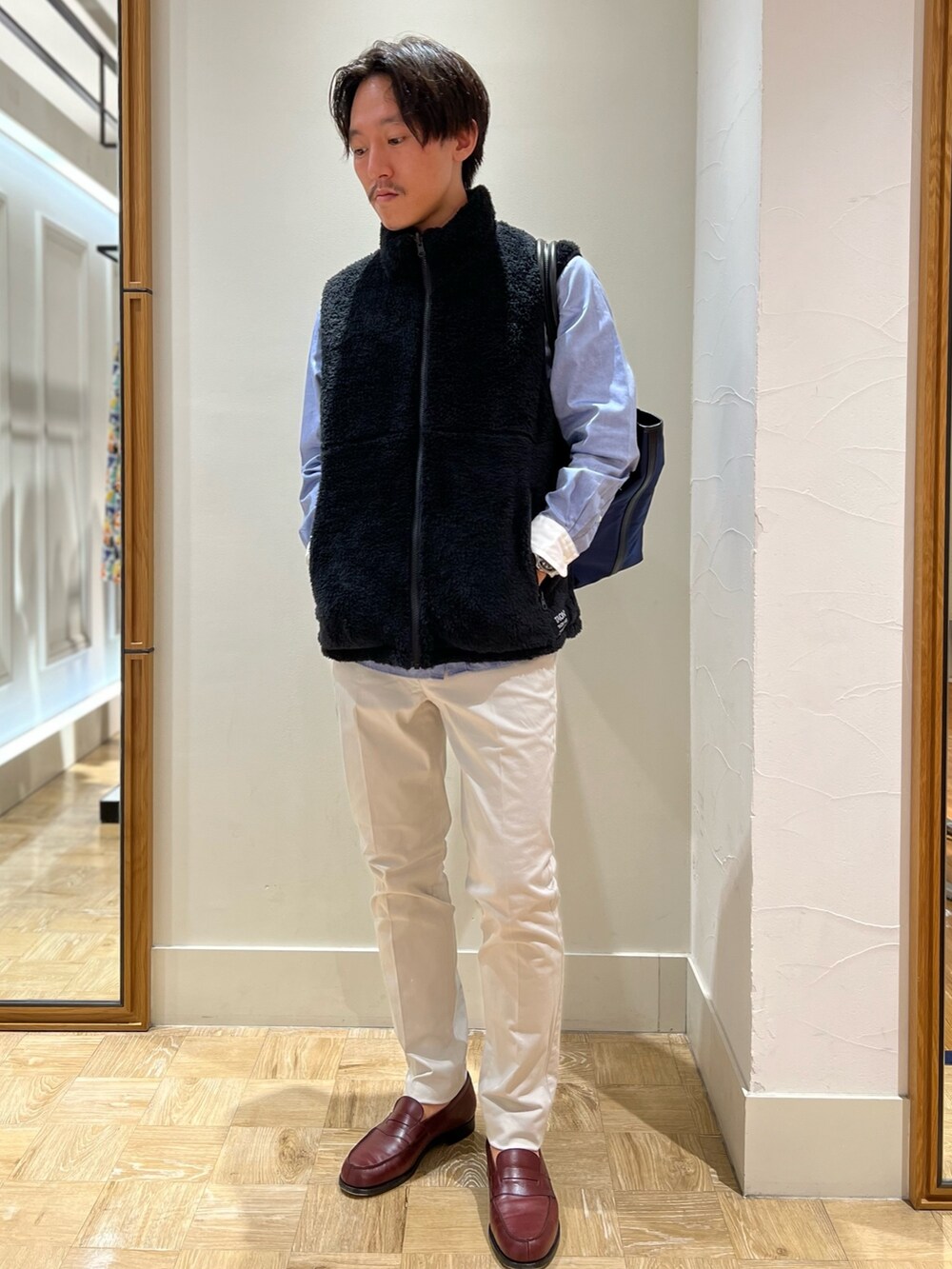 ブルー系のダウンベスト、ブルー系のシャツ/ブラウス、グレー系のその他パンツを着用したメンズの夏コーディネートの2枚目の写真