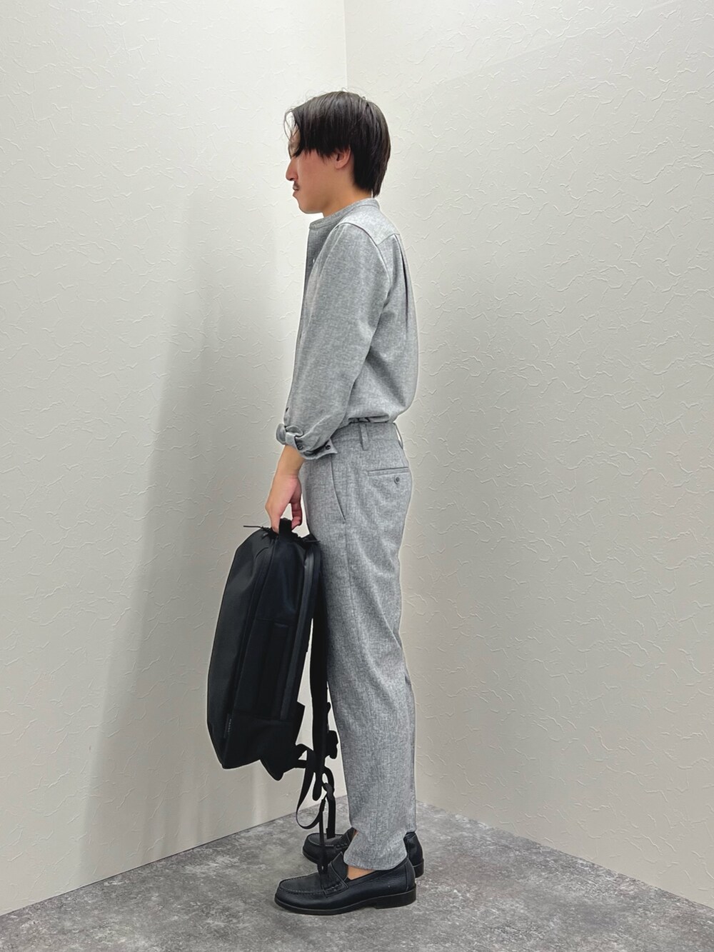 グレー系のその他パンツ、ブラック系のバックパック/リュック、グレー系のシャツ/ブラウスを着用したメンズの夏コーディネートの6枚目の写真