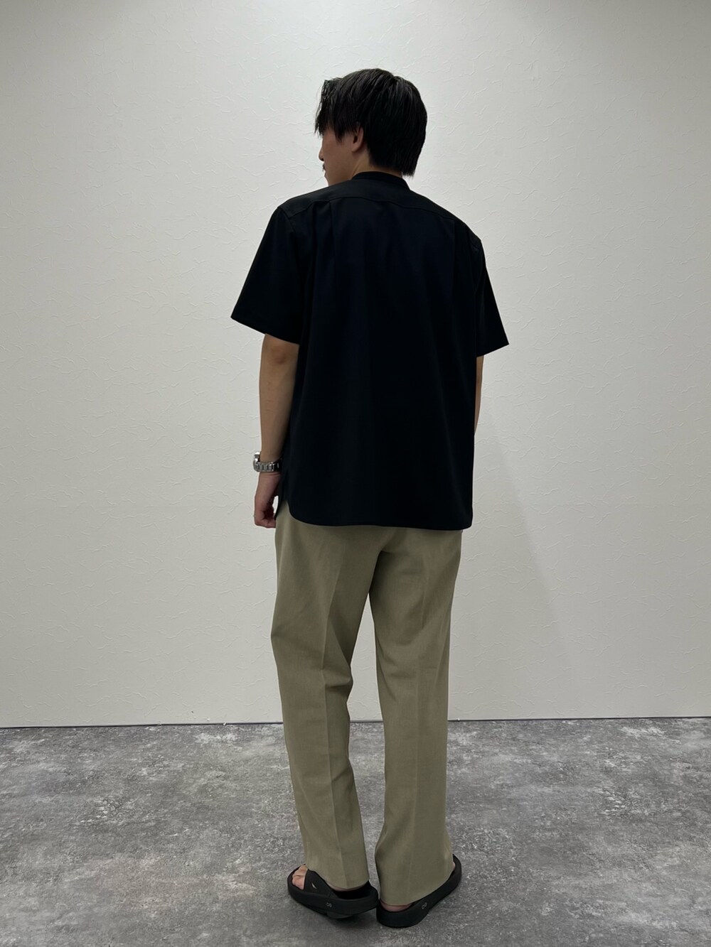 ホワイト系のTシャツ/カットソー、ブラック系のシャツ/ブラウス、ブラック系のサンダルを着用したメンズの夏コーディネートの7枚目の写真