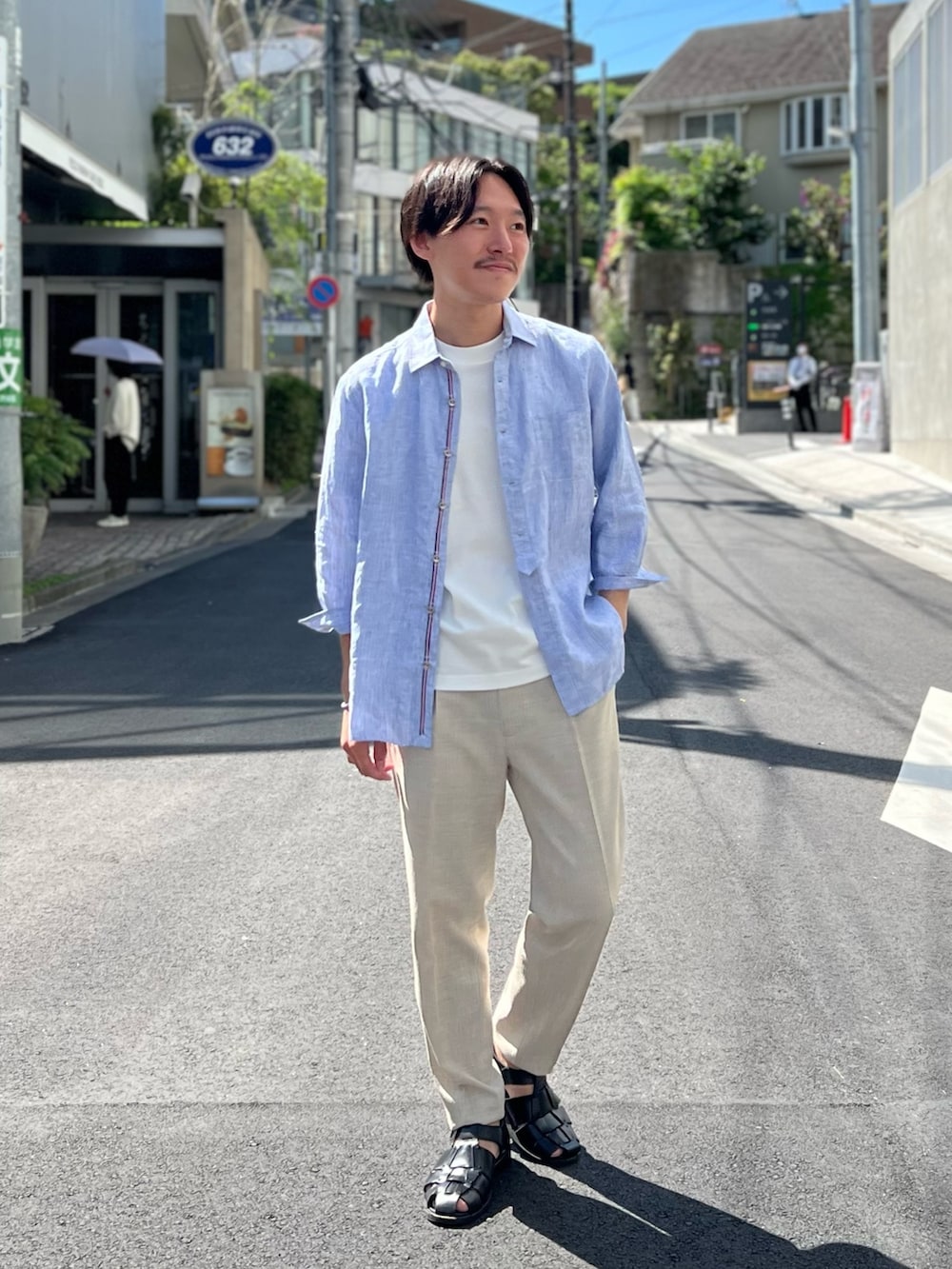 「シンプルコーデ、シャツスタイル、休日スタイル、白パンツ、きれいめカジュアル、グルカサンダル、シャツ好き集まれ、カジュアルコーデ、リネン、初夏コーデ、春夏コーデ、夏コーデ、大人カジュアル、Tシャツ、サンダル」｜「NOLLEY’Sのリネンストライプ パラシュートボタン 7分袖シャツ（シャツ/ブラウス、ブルー系）」を使った、nishiokaさん（メンズ・169cm）の春コーディネートの2枚目の写真