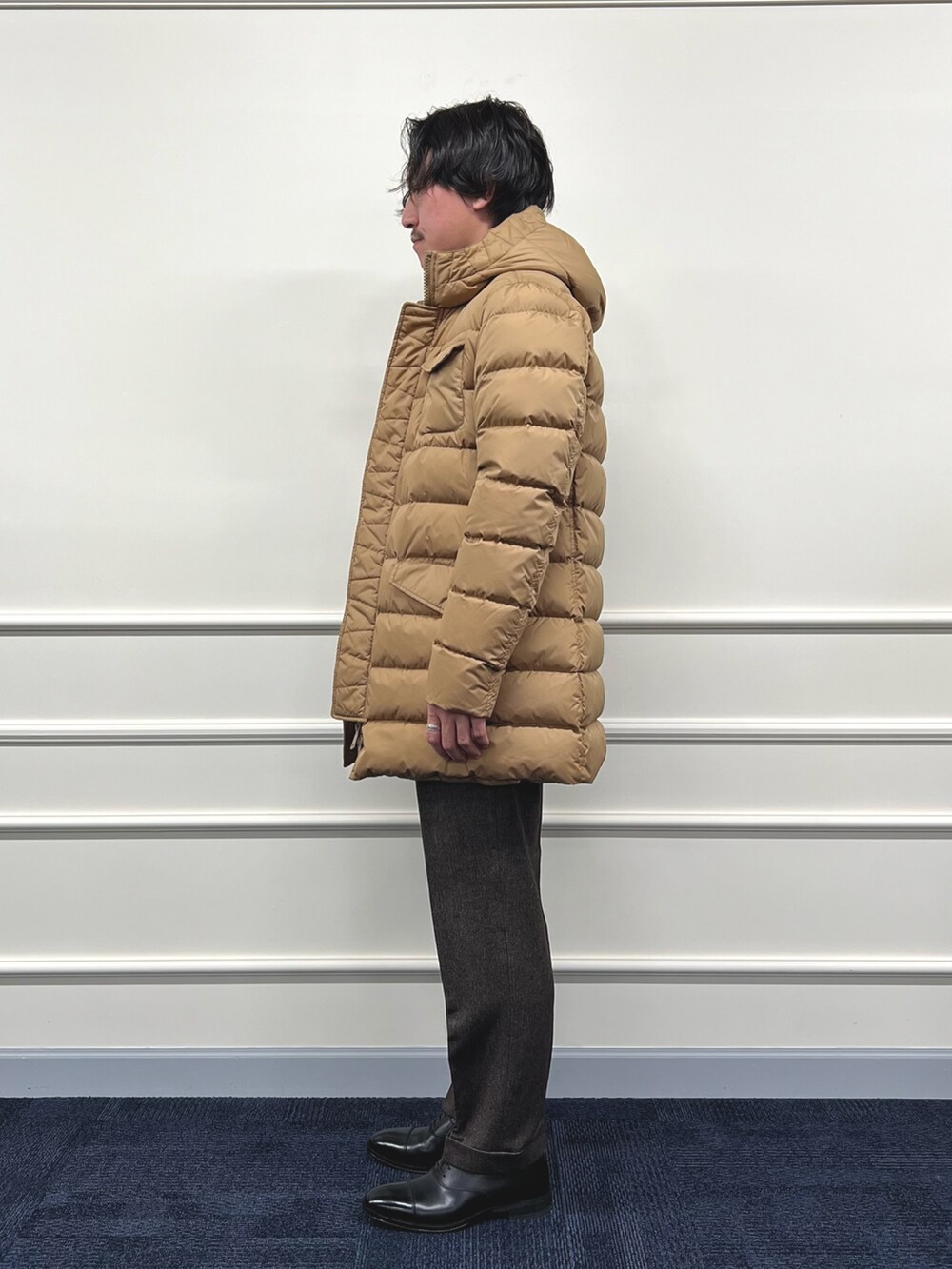 イエロー系のダウンジャケット/コート、ホワイト系のシャツ/ブラウス、ブルー系のテーラードジャケットを着用したメンズの冬コーディネートの7枚目の写真