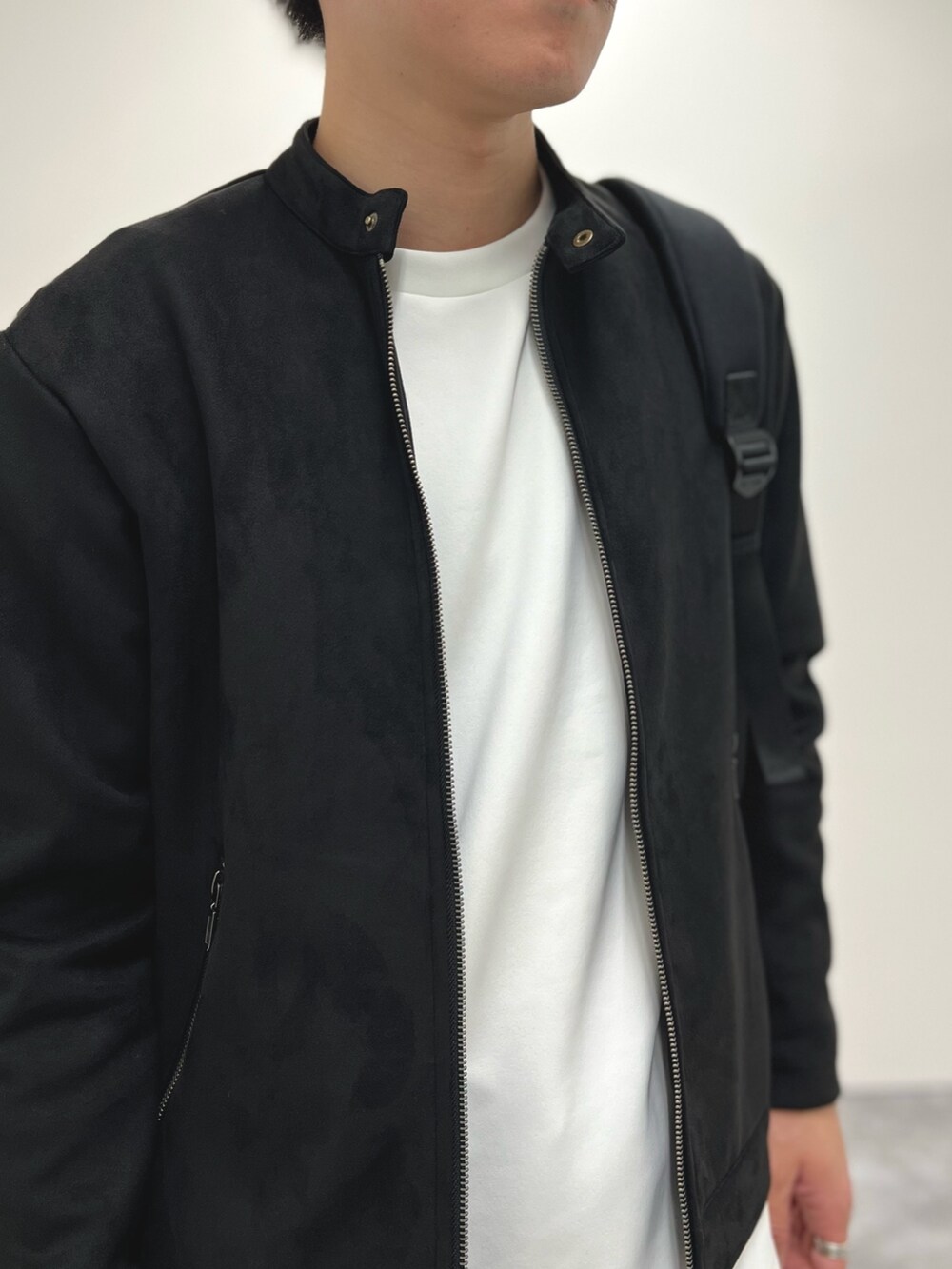 ブラック系のブルゾン、ベージュ系のその他パンツ、ブラック系のサンダルを着用したメンズの春コーディネートの7枚目の写真
