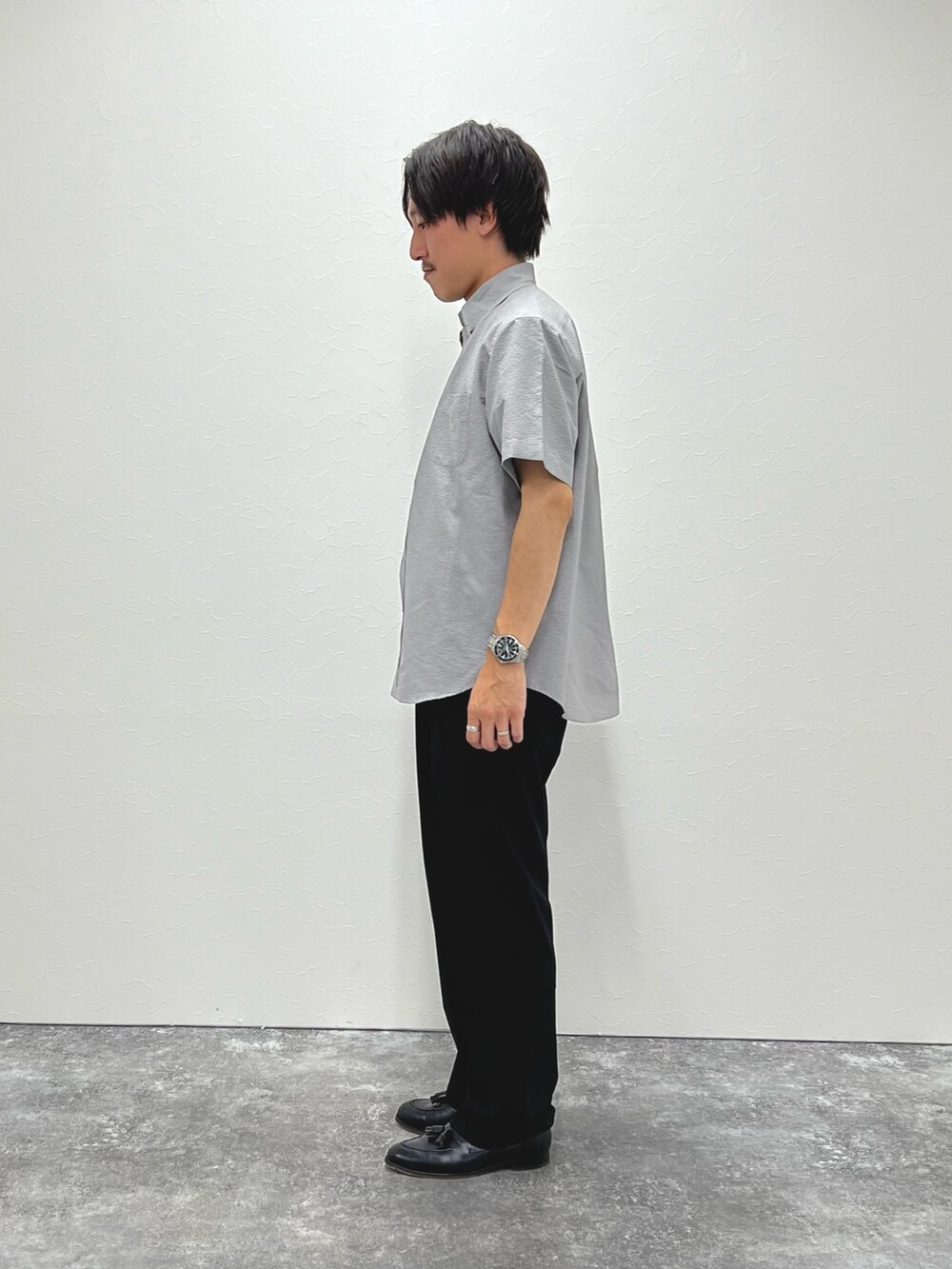 ベージュ系のシャツ/ブラウス、ブラック系のTシャツ/カットソー、ブラック系のローファーを着用したメンズの夏コーディネートの4枚目の写真