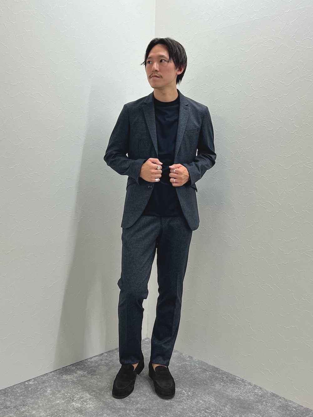ブルー系のテーラードジャケット、ブルー系のTシャツ/カットソー、ブルー系のその他パンツを着用したメンズの秋コーディネートの5枚目の写真