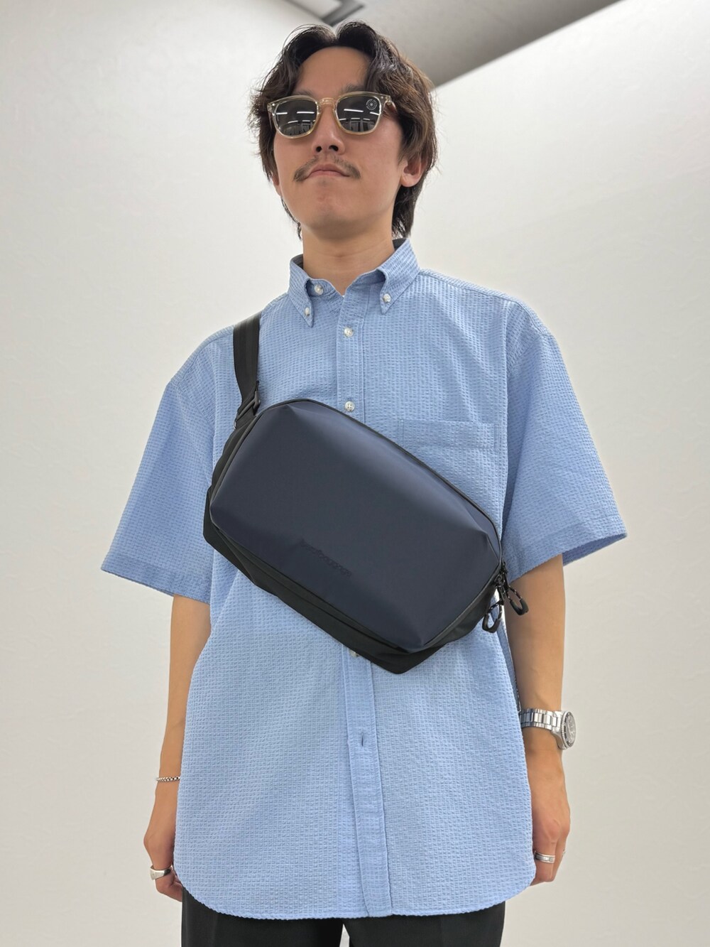 ブルー系のシャツ/ブラウス、ブルー系のショルダーバッグ、ブラック系のその他パンツを着用したメンズの夏コーディネートの7枚目の写真