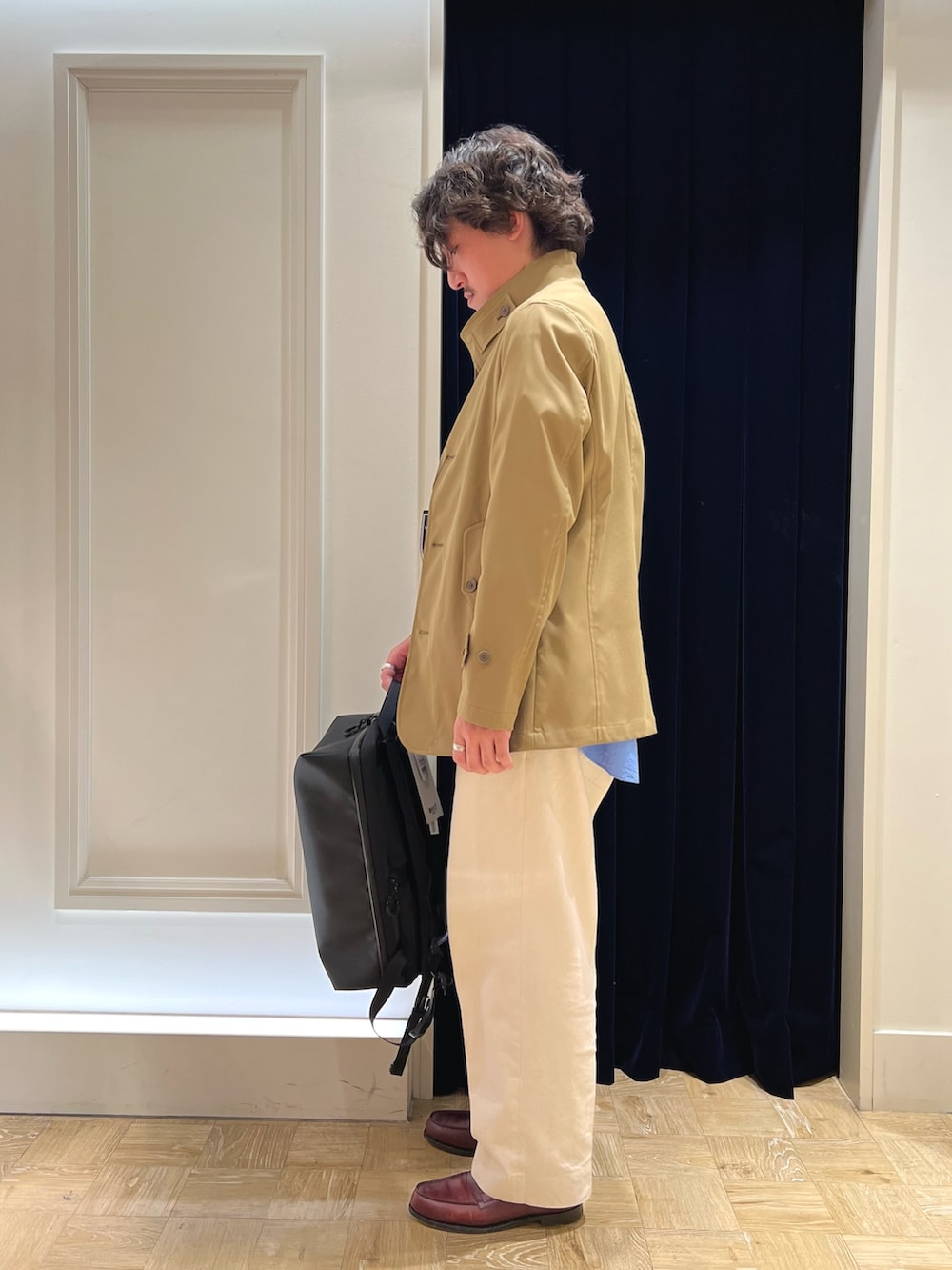 ベージュ系のブルゾン、ブルー系のシャツ/ブラウス、ホワイト系のデニムパンツを着用したメンズの春コーディネートの5枚目の写真