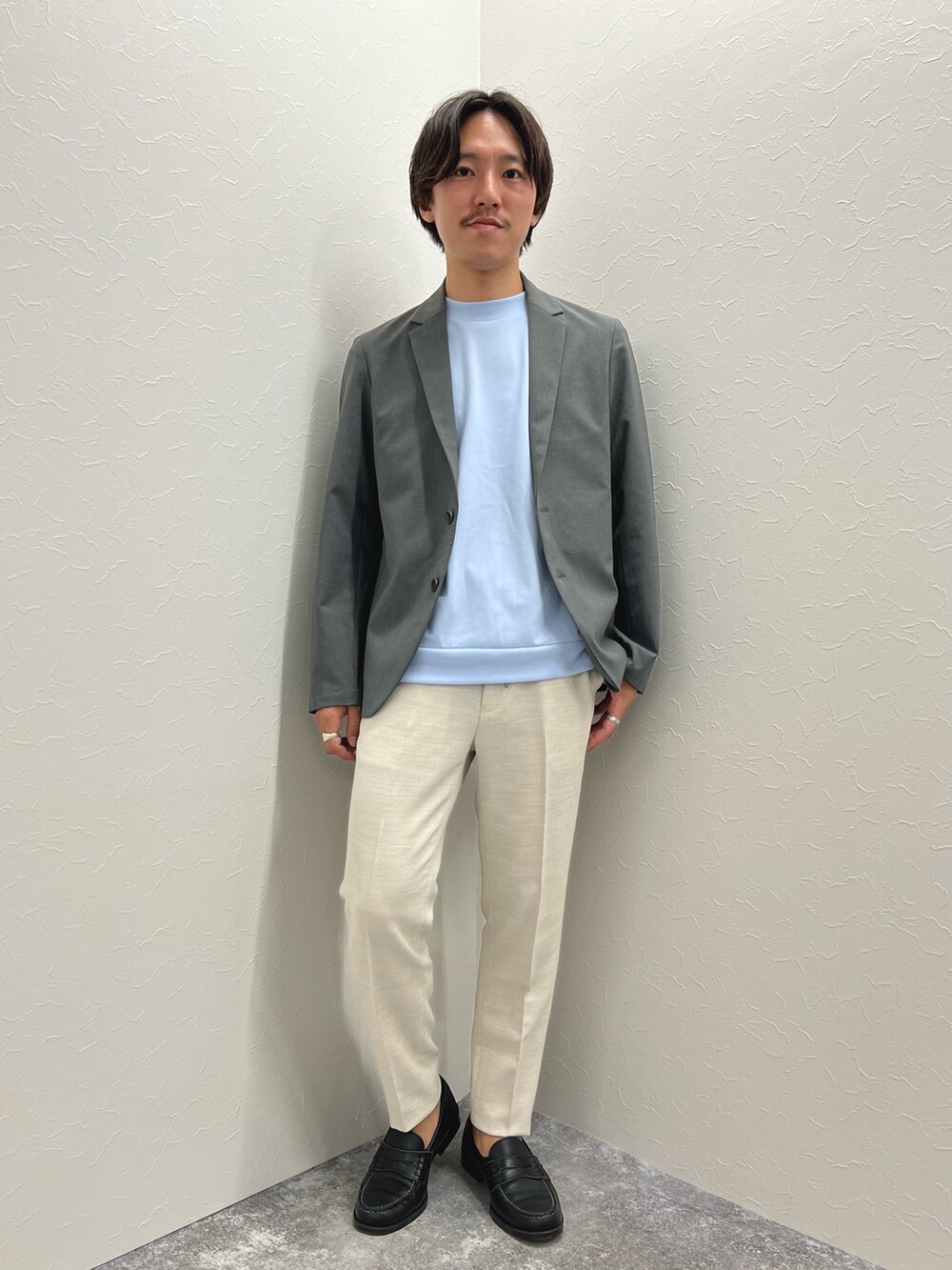 グレー系のテーラードジャケット、ブルー系のTシャツ/カットソー、ホワイト系のその他パンツを着用したメンズの夏コーディネートの3枚目の写真