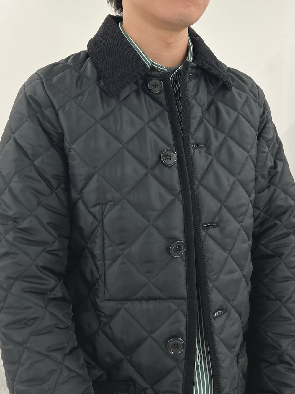 グリーン系のシャツ/ブラウス、ブラック系のブルゾン、グレー系のTシャツ/カットソーを着用したメンズの秋コーディネートの6枚目の写真