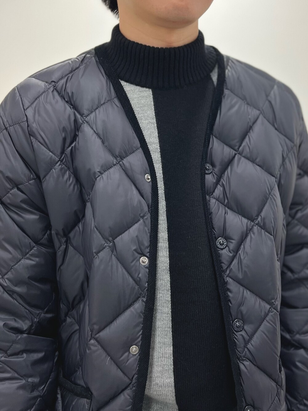 ブラック系のニット/セーター、ブラック系のダウンジャケット/コートを着用したメンズの冬コーディネートの8枚目の写真