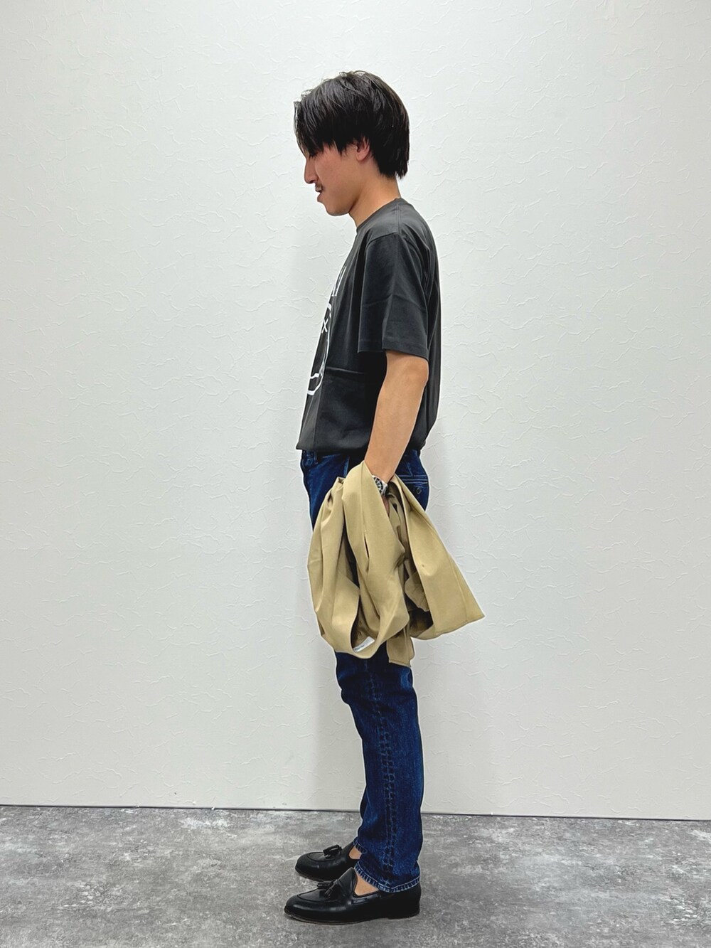 ブルー系のデニムパンツ、ブラック系のTシャツ/カットソー、ベージュ系のシャツ/ブラウスを着用したメンズの夏コーディネートの4枚目の写真