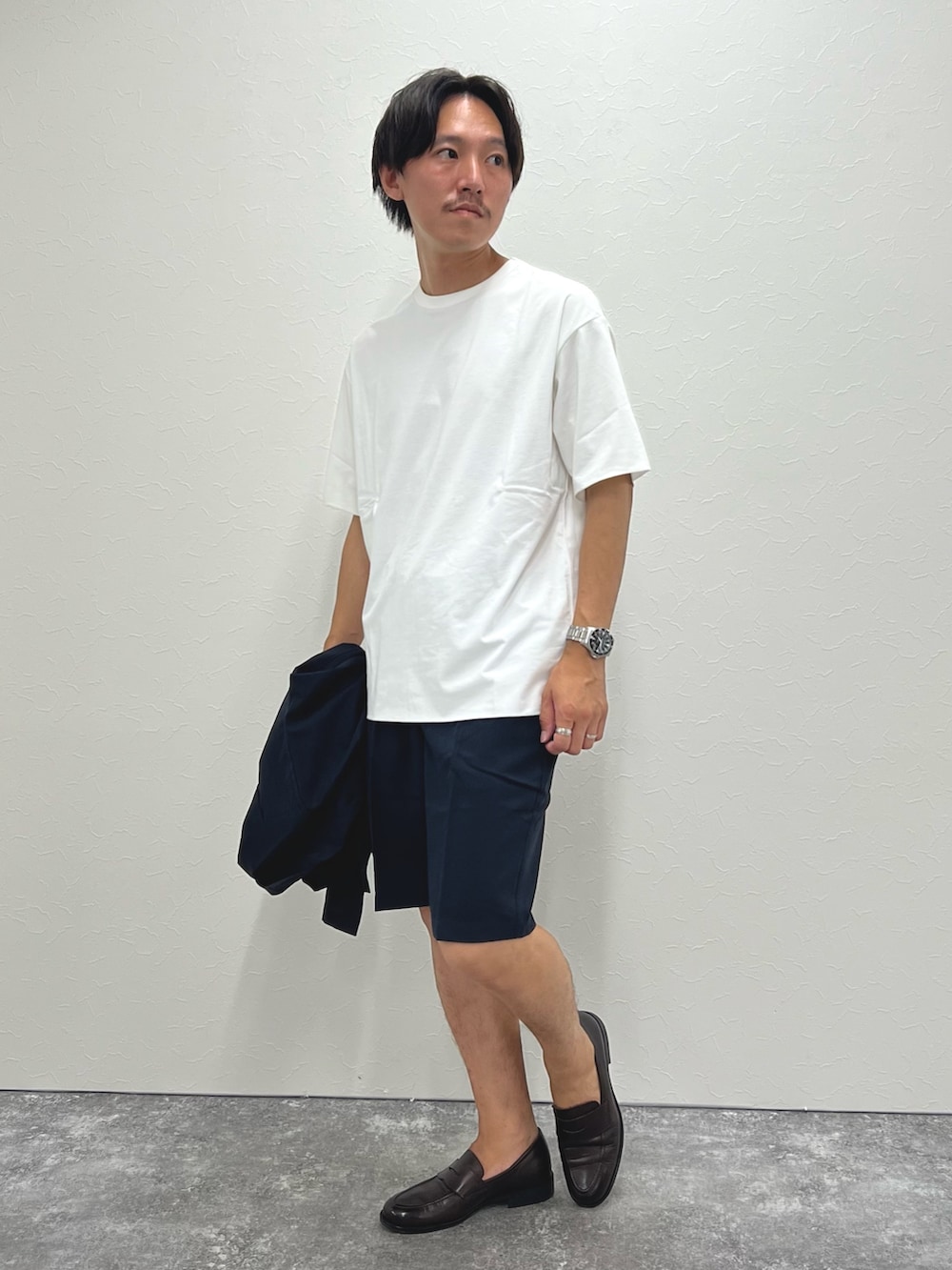 ブルー系のシャツ/ブラウス、ホワイト系のTシャツ/カットソー、ブルー系のその他パンツを着用したメンズの夏コーディネートの3枚目の写真