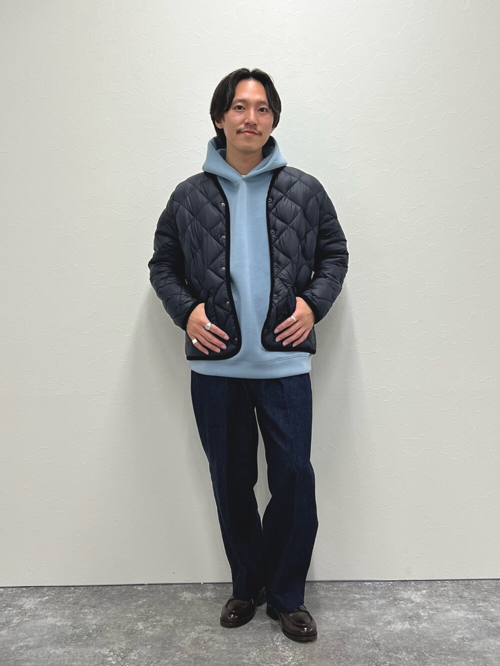 ブルー系のパーカー、ブルー系のデニムパンツ、ブルー系のダウンジャケット/コートを着用したメンズの冬コーディネートの3枚目の写真