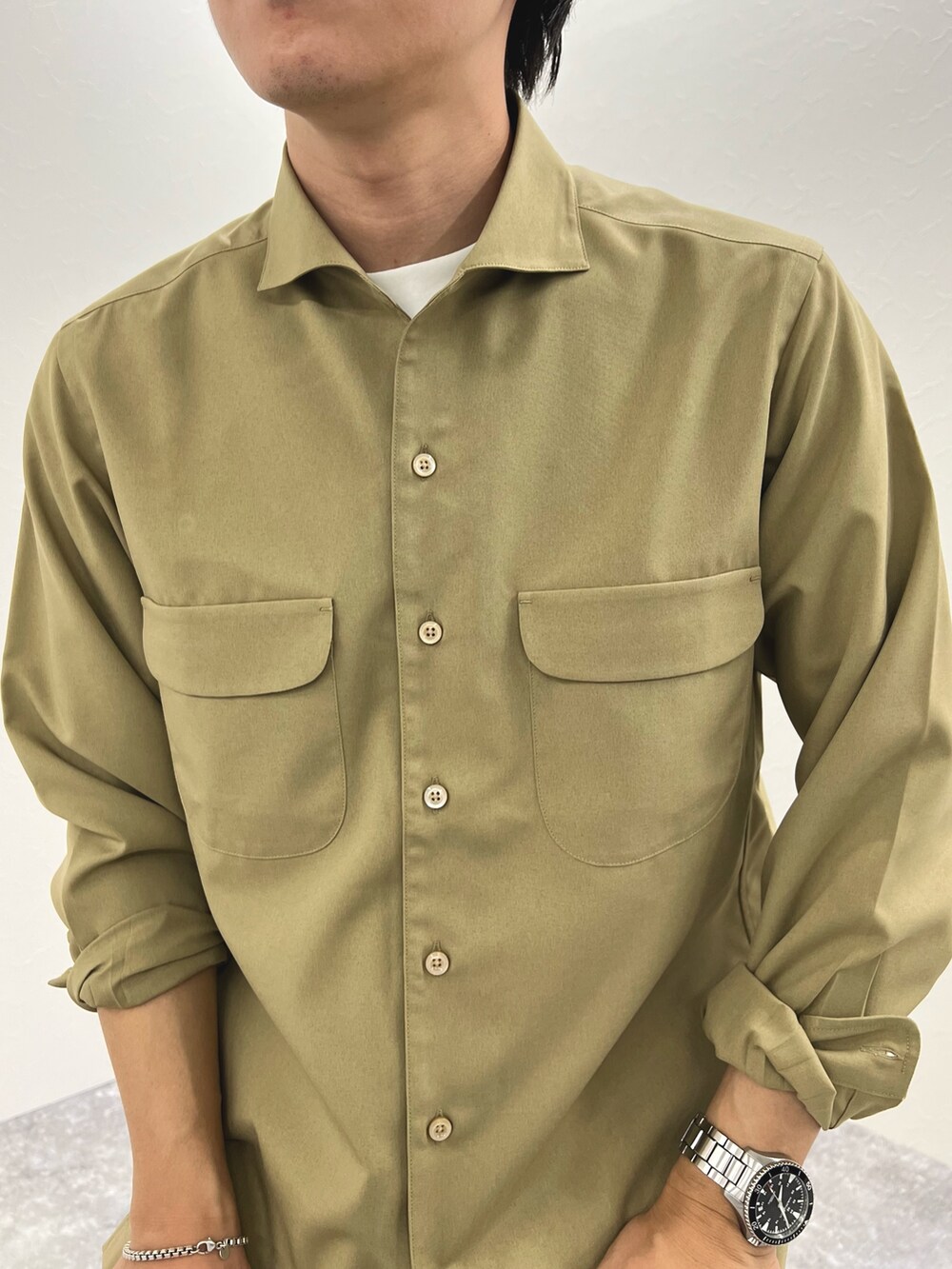 ホワイト系のTシャツ/カットソー、ベージュ系のシャツ/ブラウス、ブラック系のその他パンツを着用したメンズの夏コーディネートの7枚目の写真