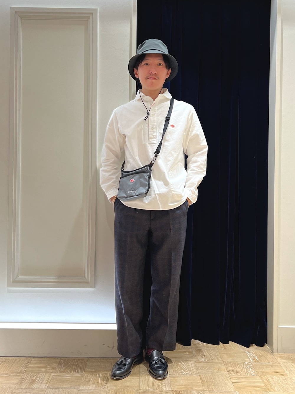 ホワイト系のシャツ/ブラウス、グレー系のショルダーバッグ、グレー系のハットを着用したメンズの春コーディネートの2枚目の写真