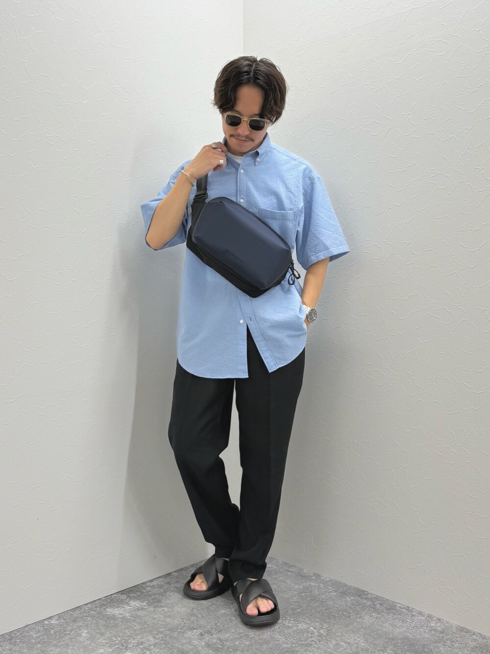 ブルー系のシャツ/ブラウス、ブルー系のショルダーバッグ、ブラック系のその他パンツを着用したメンズの夏コーディネートの4枚目の写真