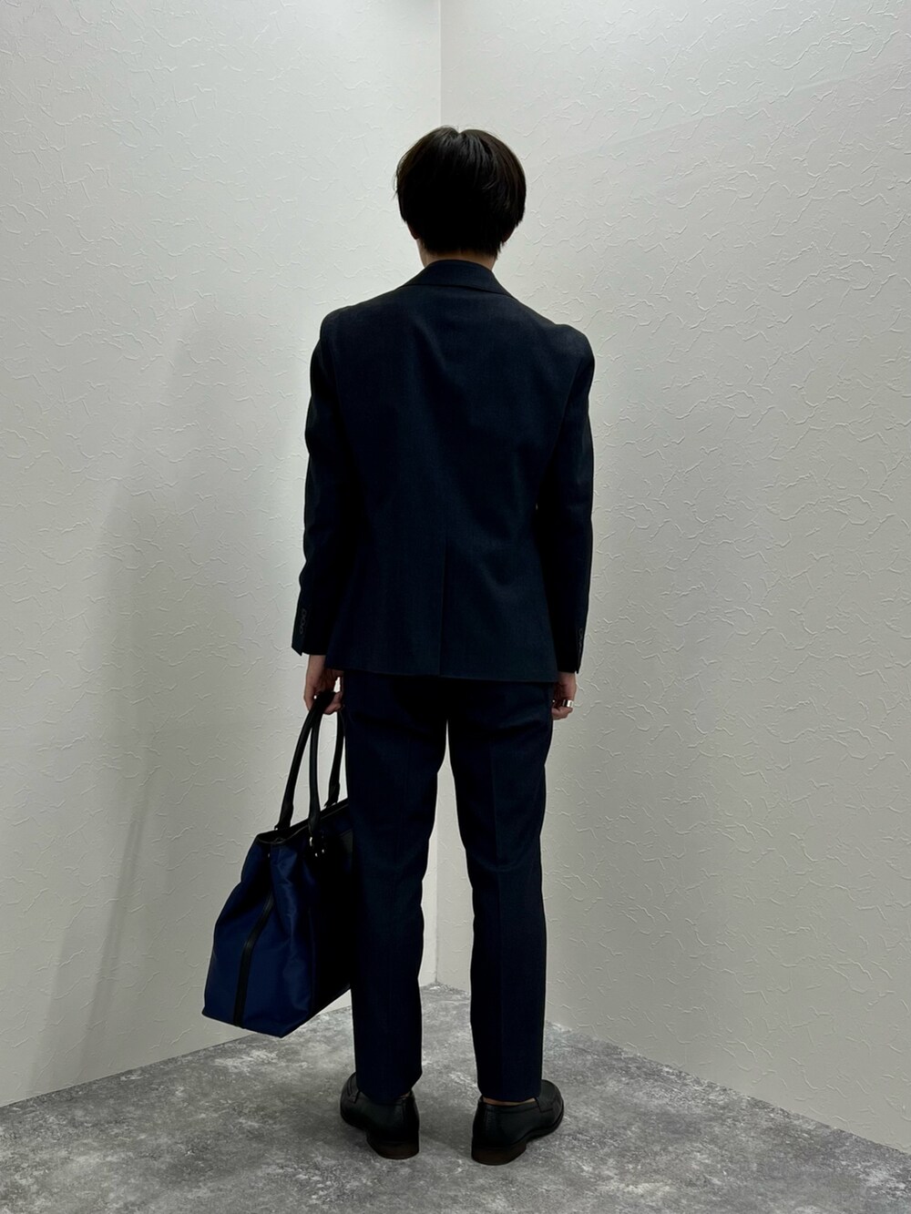 ブルー系のテーラードジャケット、ブルー系のその他パンツ、ブルー系のトートバッグを着用したメンズの秋コーディネートの4枚目の写真