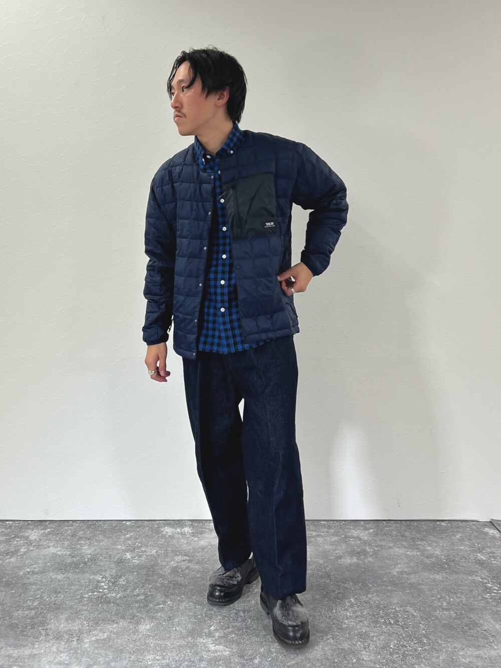 ブルー系のシャツ/ブラウス、ブルー系のダウンジャケット/コートを着用したメンズの秋コーディネートの3枚目の写真