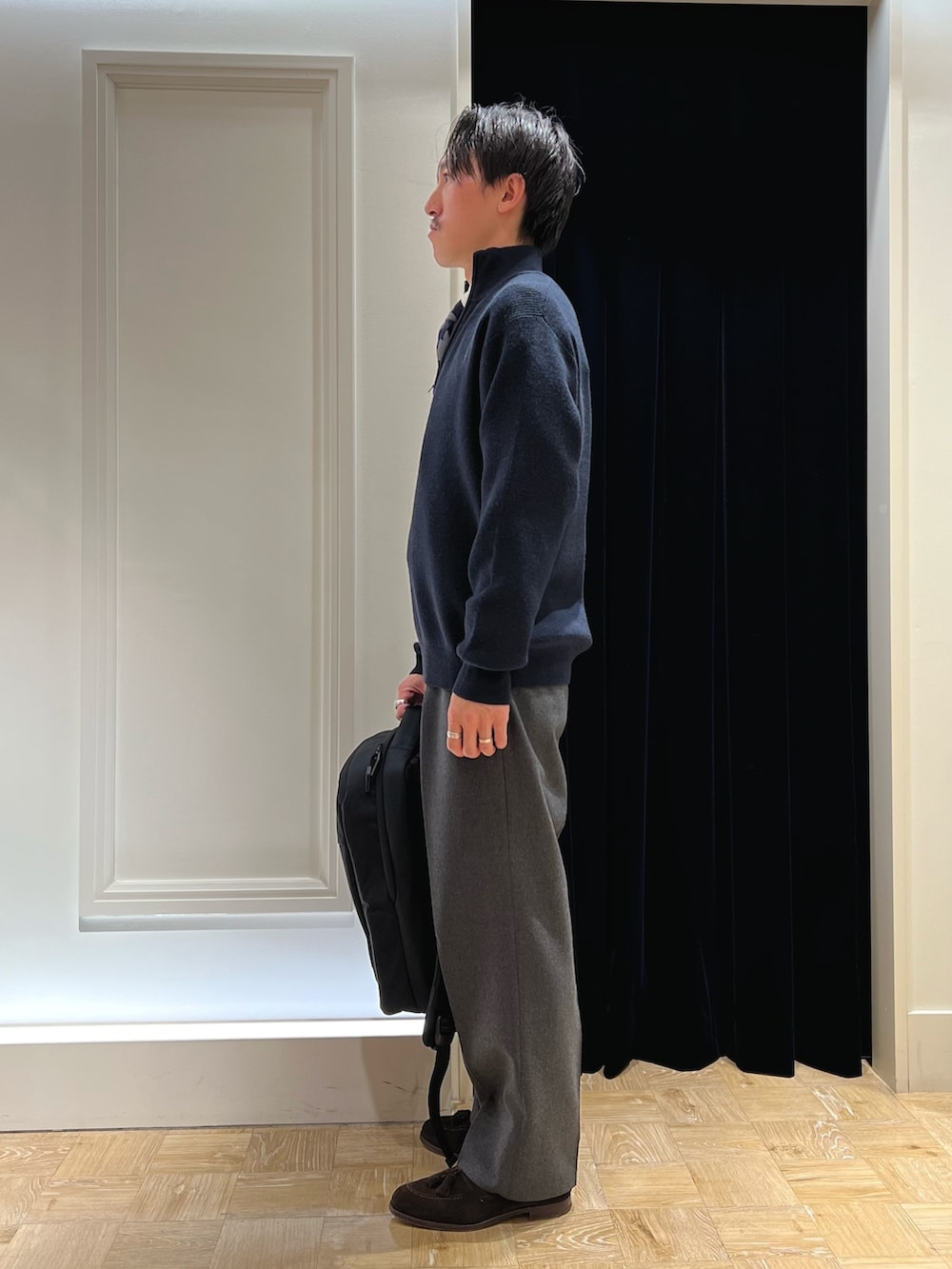 ブルー系のニット/セーター、ブルー系のネクタイ、ブラウン系のローファーを着用したメンズの冬コーディネートの3枚目の写真