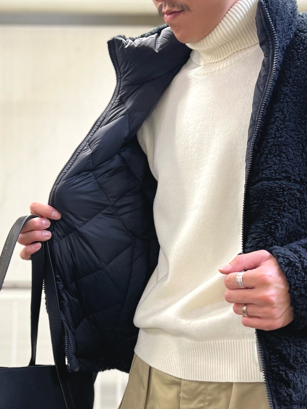 「ダウンジャケット、冬アウター、休日スタイル、クリスマスに着たい服、お出かけコーデ、きれいめカジュアル、タートルネック、ローファー、秋冬コーデ、冬、シンプルスタイル、カジュアルコーデ、黒、ボア、ボアジャケット」｜「TAIONの【TAION/タイオン】REVERSIBLE CITY HI NECK W-ZIP DOWN BOA JACKET（ダウンジャケット/コート、ブラック系）」を使った、nishiokaさん（メンズ・169cm）の冬コーディネートの6枚目の写真