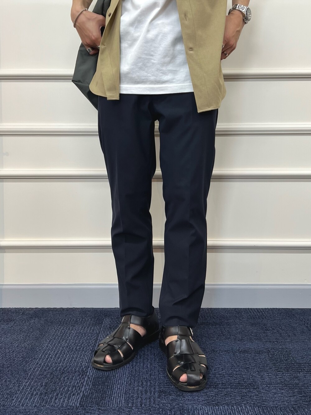 ベージュ系のシャツ/ブラウス、ホワイト系のTシャツ/カットソー、グレー系のトートバッグを着用したメンズの春コーディネートの9枚目の写真