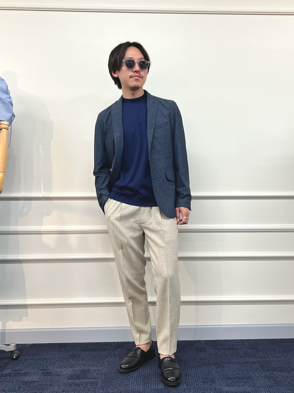 ブルー系のテーラードジャケット、ブルー系のTシャツ/カットソー、ホワイト系のその他パンツを着用したメンズの春コーディネートの3枚目の写真
