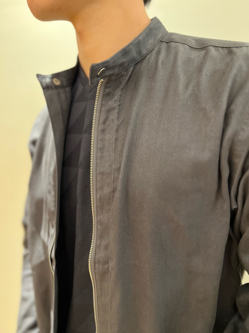 グレー系のシャツ/ブラウス、グレー系のTシャツ/カットソー、ブラック系のその他パンツを着用したメンズの秋コーディネートの7枚目の写真