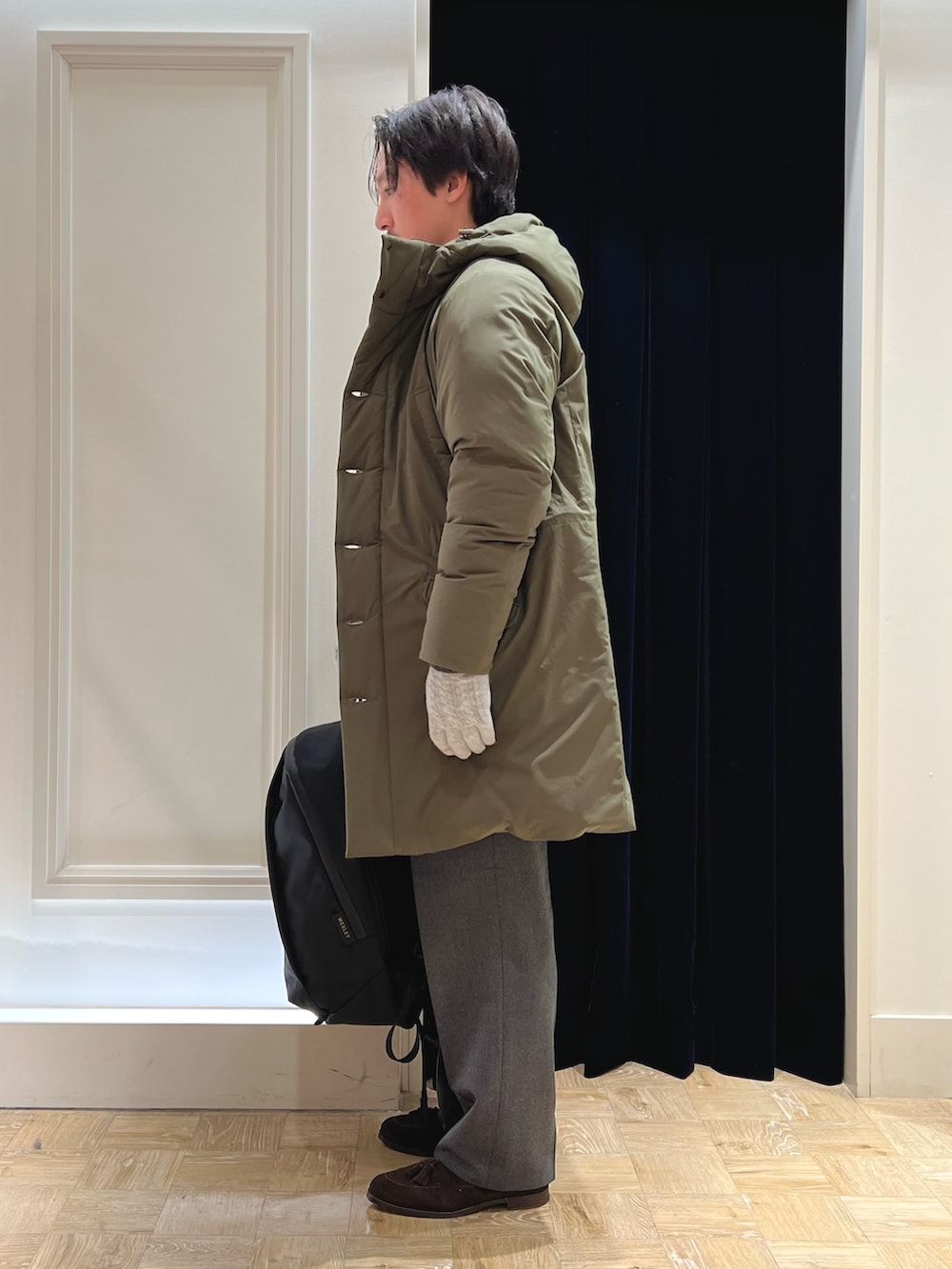 ブラック系のバックパック/リュック、グリーン系のシャツ/ブラウス、グリーン系のダウンジャケット/コートを着用したメンズの冬コーディネートの6枚目の写真