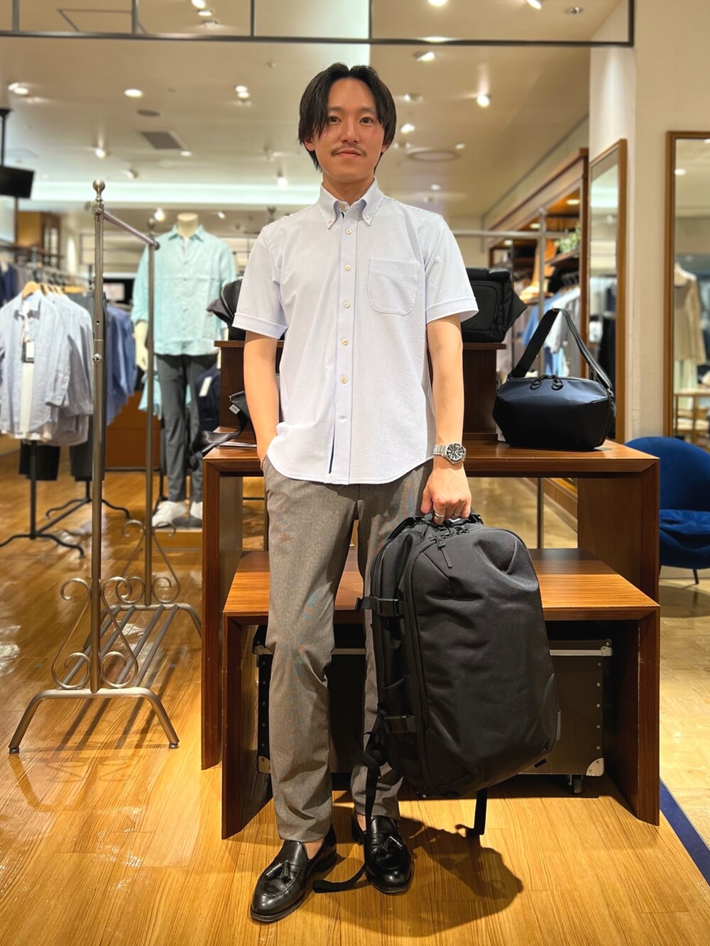 ホワイト系のシャツ/ブラウス、ブラック系のバックパック/リュック、ブルー系のその他パンツを着用したメンズの夏コーディネートの2枚目の写真