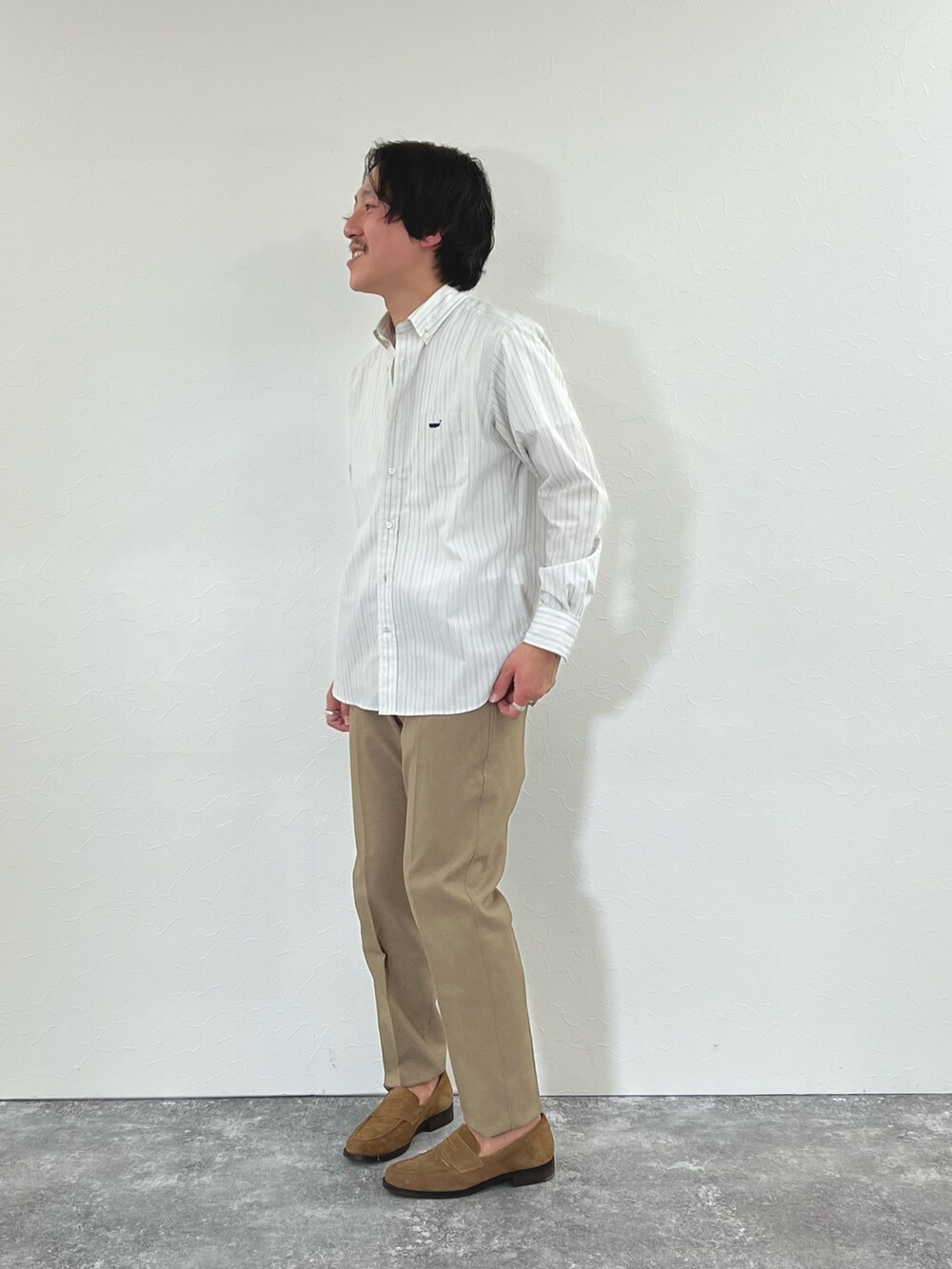 グレー系のシャツ/ブラウス、イエロー系のローファーを着用したメンズの冬コーディネートの6枚目の写真