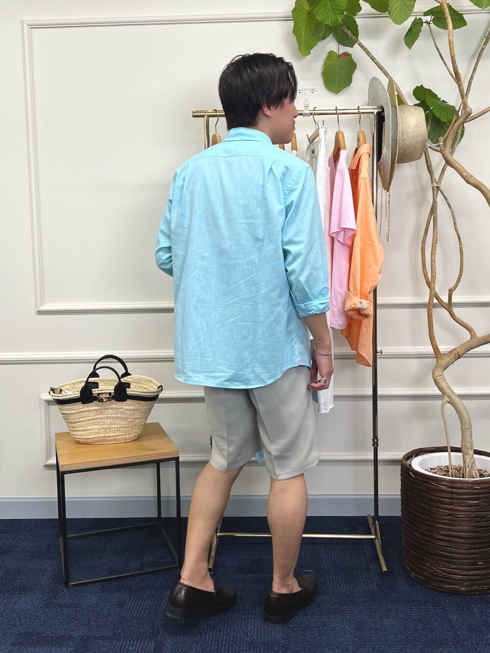グリーン系のシャツ/ブラウス、ブルー系のTシャツ/カットソー、グレー系のその他パンツを着用したメンズの夏コーディネートの6枚目の写真
