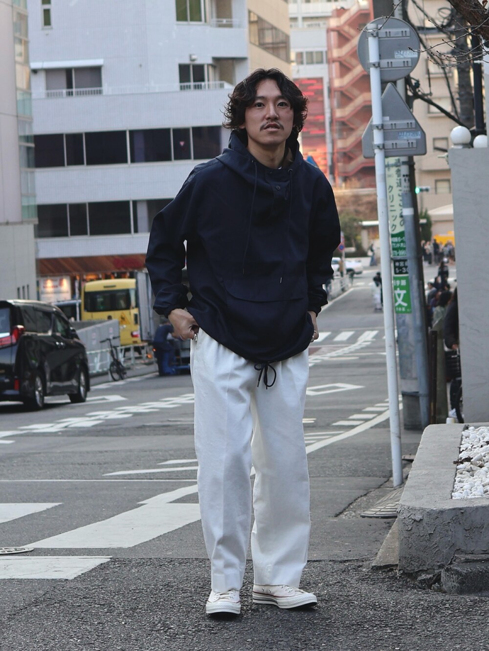 ブルー系のブルゾン、ホワイト系のデニムパンツ、ホワイト系のスニーカーを着用したメンズの春コーディネートの6枚目の写真