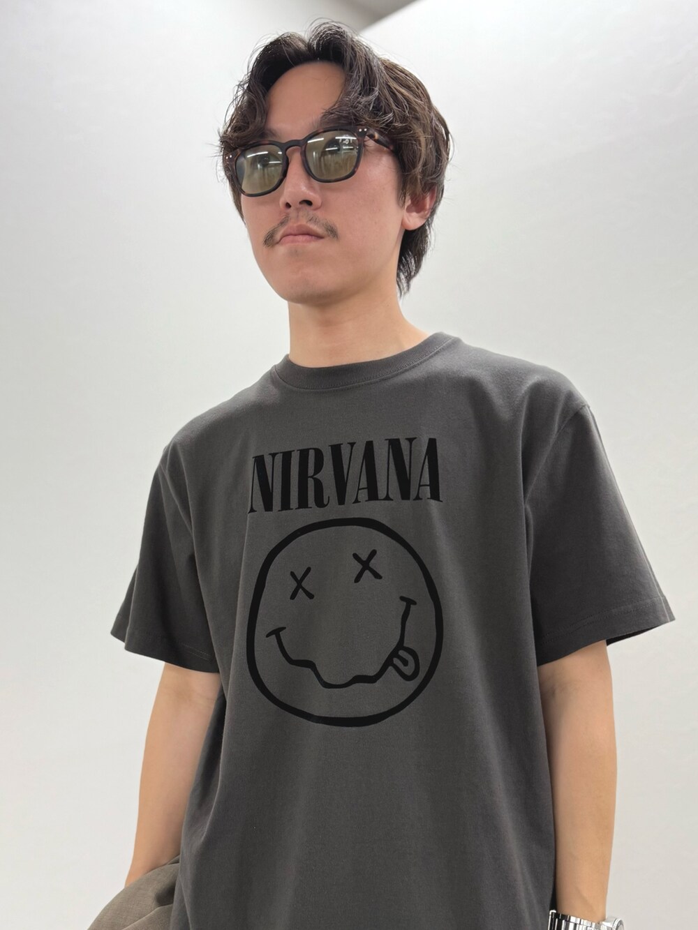 「サンダル、黒Tシャツ、低身長コーデ、Tシャツ、夏コーデ、休日スタイル、オトナカジュアル、シンプルスタイル、カジュアル、カジュアルコーデ、ラフ、リラックススタイル、夏だ！Tシャツ着よう！、プリントT」｜「GOOD ROCK SPEEDの【GOOD ROCK SPEED】別注 アーティスト/企業/ プリントTシャツ 25SS（Tシャツ/カットソー、ブラック系）」を使った、nishiokaさん（メンズ・169cm）の夏コーディネートの6枚目の写真