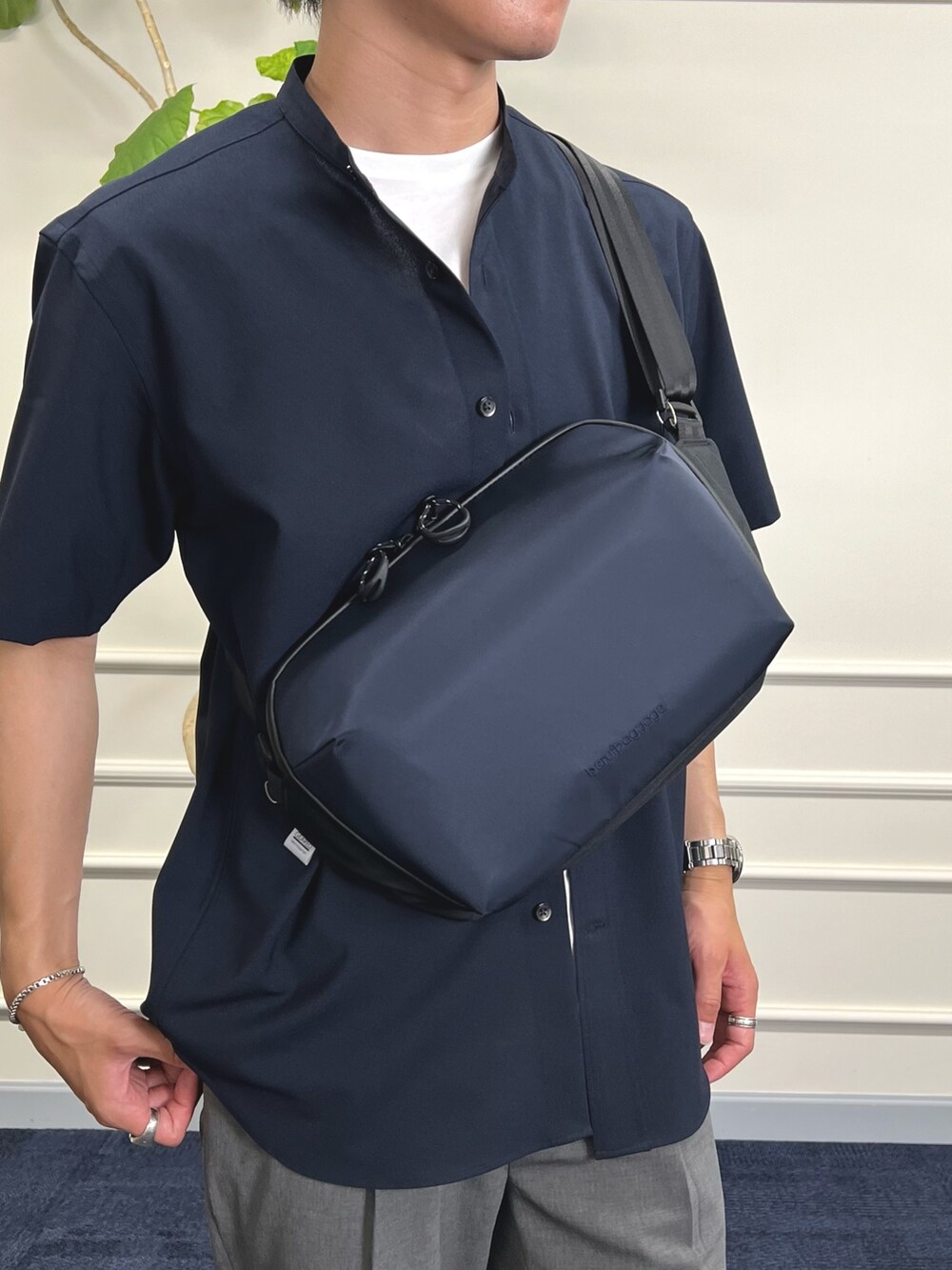 ブルー系のシャツ/ブラウス、ブルー系のショルダーバッグ、グレー系のその他パンツを着用したメンズの春コーディネートの8枚目の写真