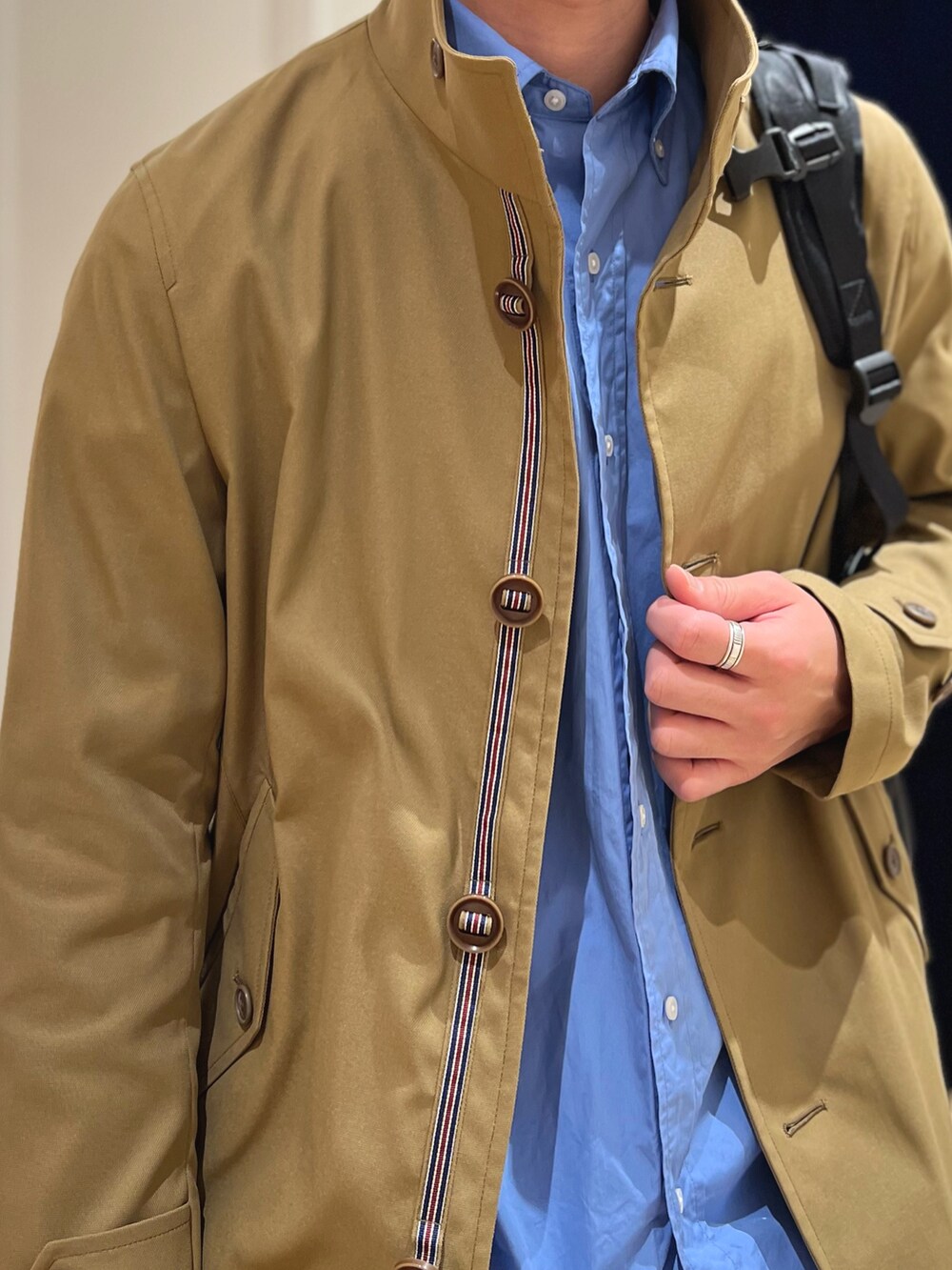 ベージュ系のブルゾン、ブルー系のシャツ/ブラウス、ホワイト系のデニムパンツを着用したメンズの春コーディネートの7枚目の写真