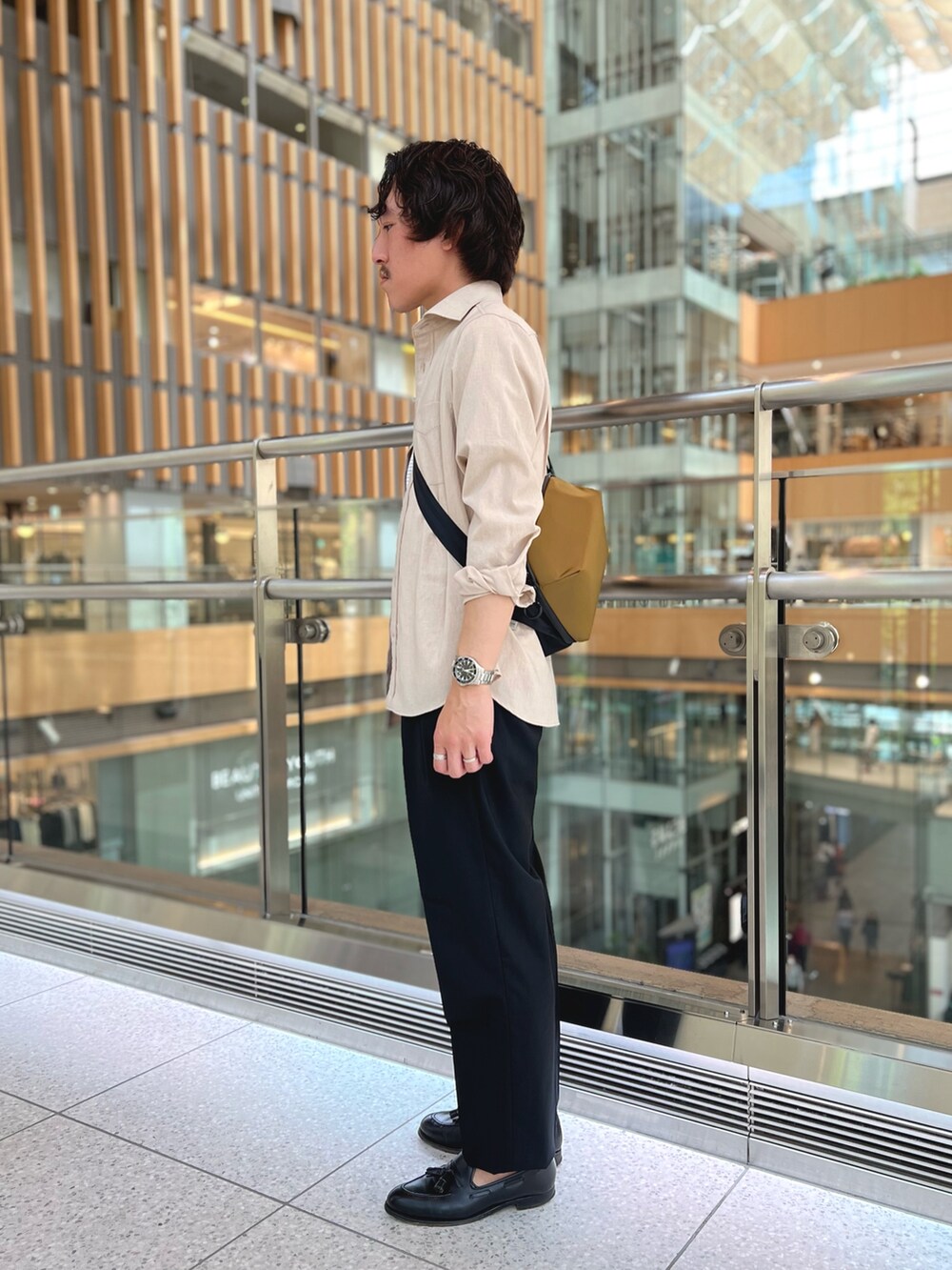 ベージュ系のシャツ/ブラウス、ホワイト系のTシャツ/カットソー、ブラック系のスラックスを着用したメンズの春コーディネートの7枚目の写真